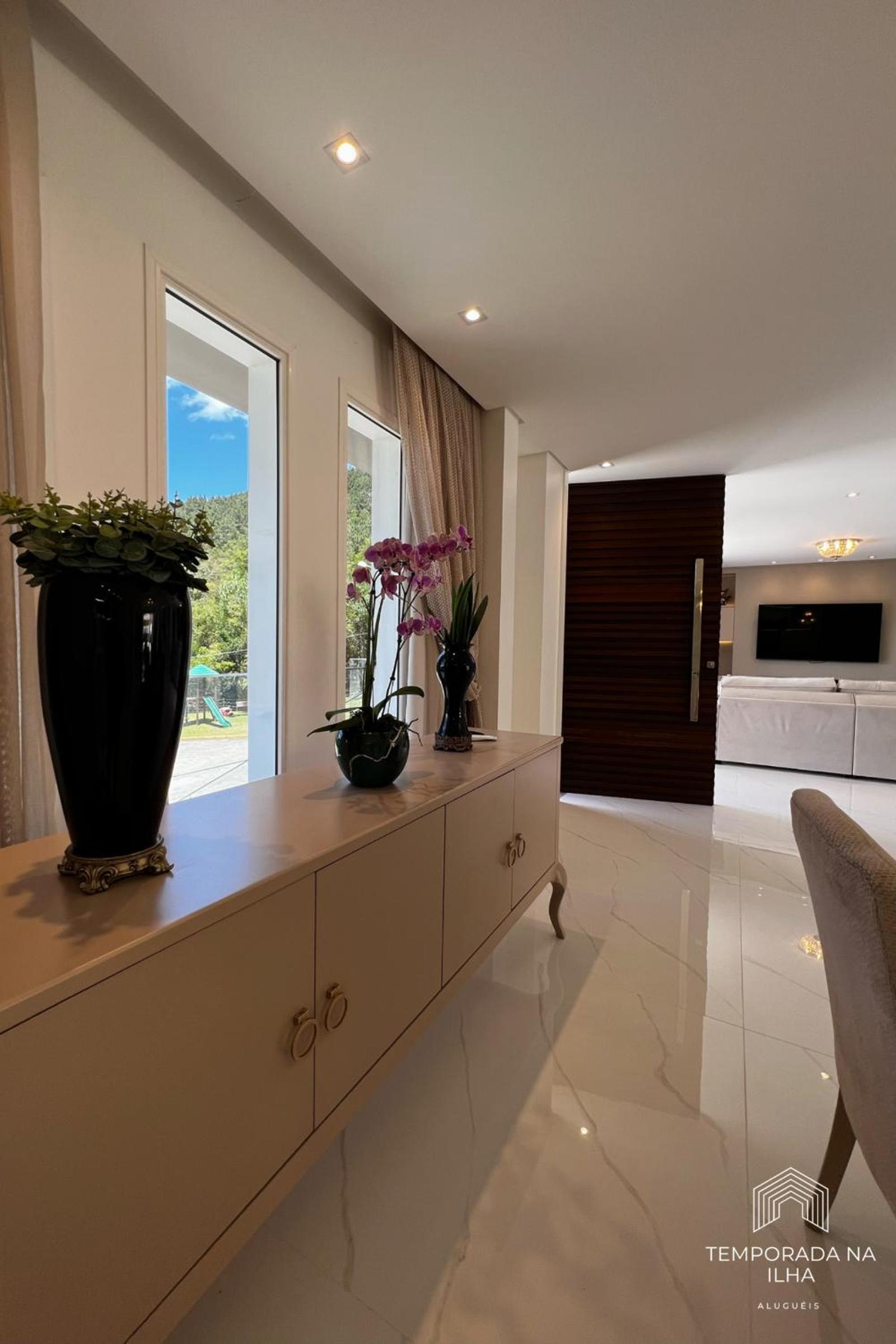 Casa moderna com piscina em Floripa - caminho das praias