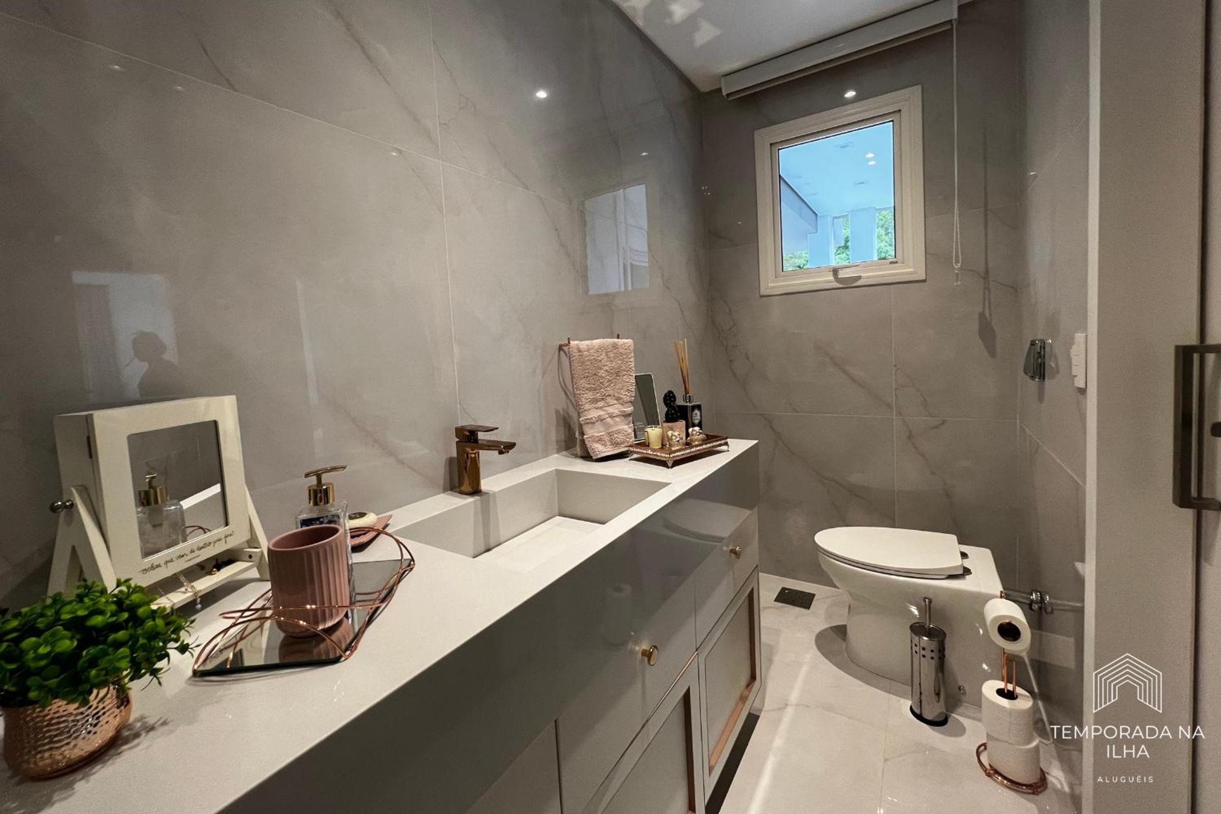 Casa moderna com piscina em Floripa - caminho das praias