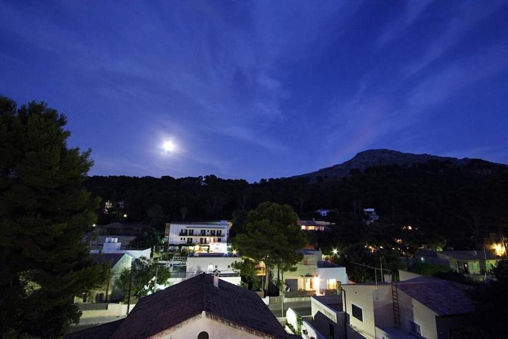 Modern villa 300m from crystal clear coves by Renthousing view 4