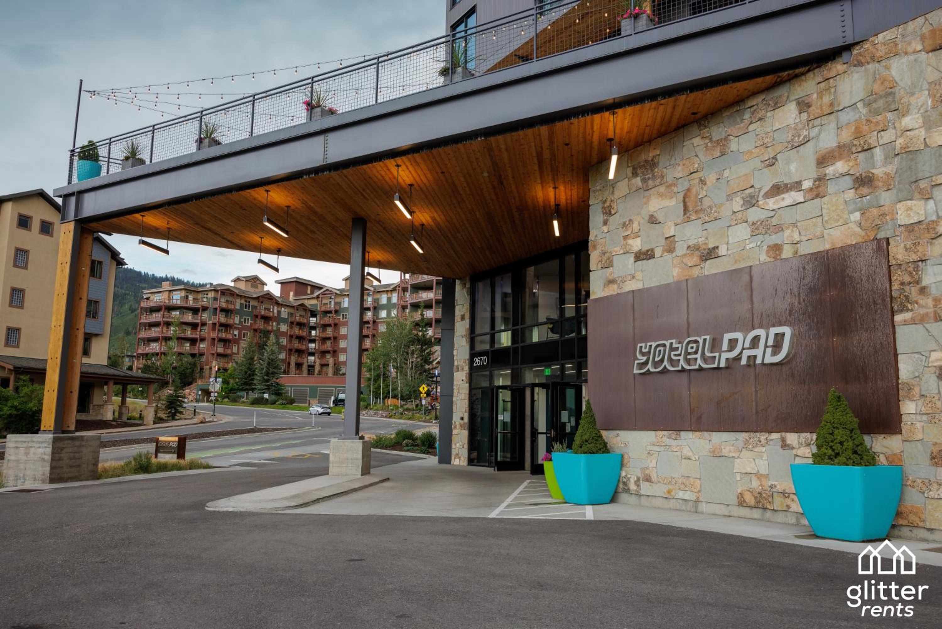 Hotel Modern ski in and out condo hotel at YotelPAD - Image 1