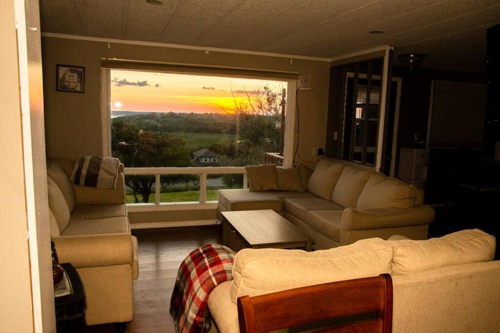 Cozy Sunset Cottage Overlooking Rice Lake