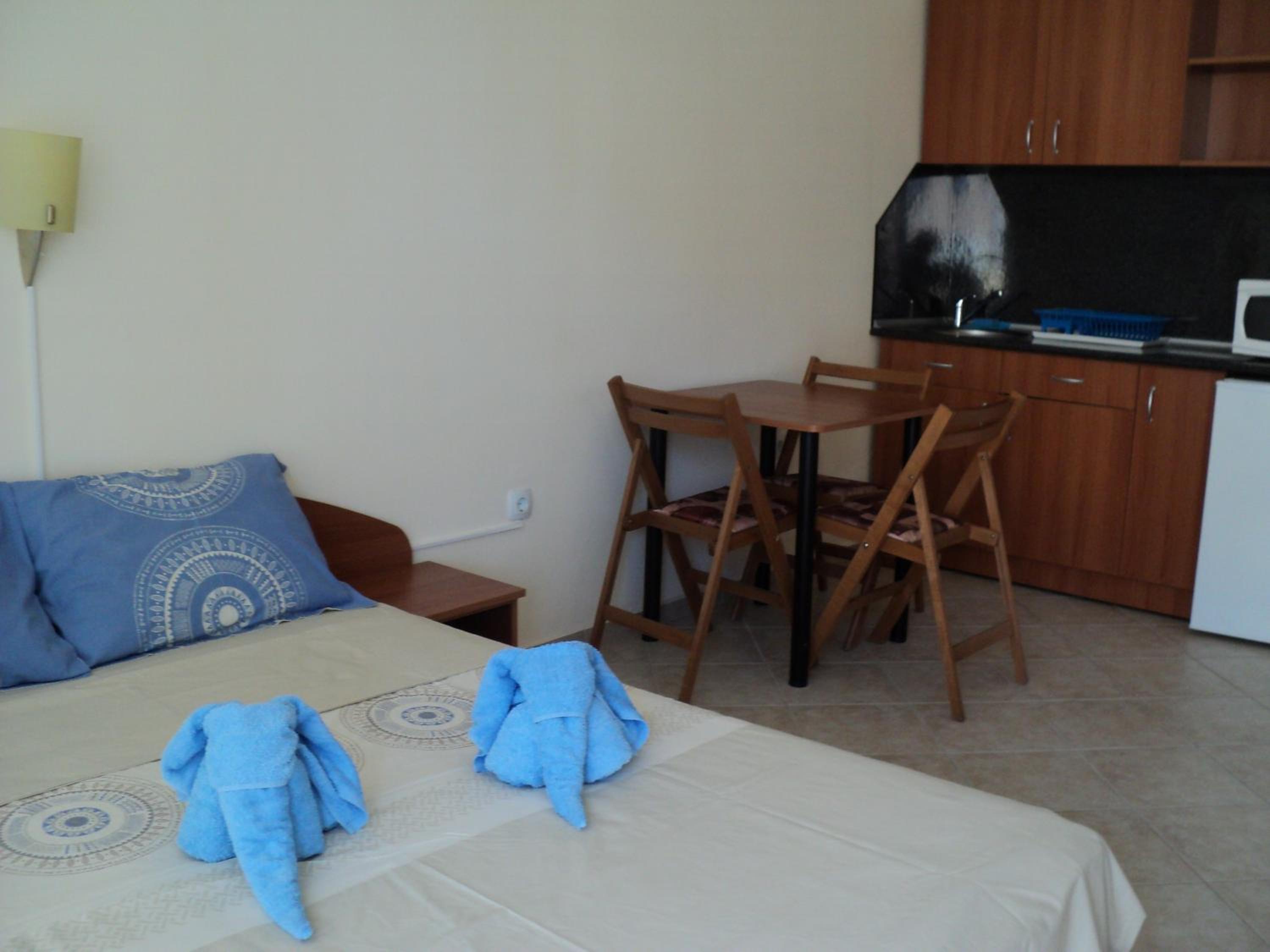 Meni Apartments and Guest Rooms