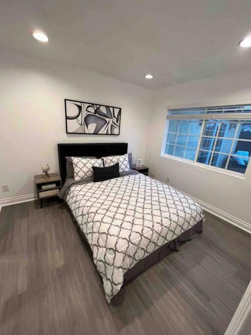 Woodland Hills 3 bedroom w/ pool and spa