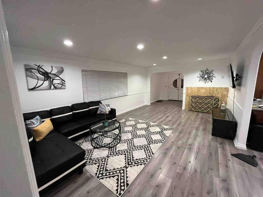 Woodland Hills 3 bedroom w/ pool and spa