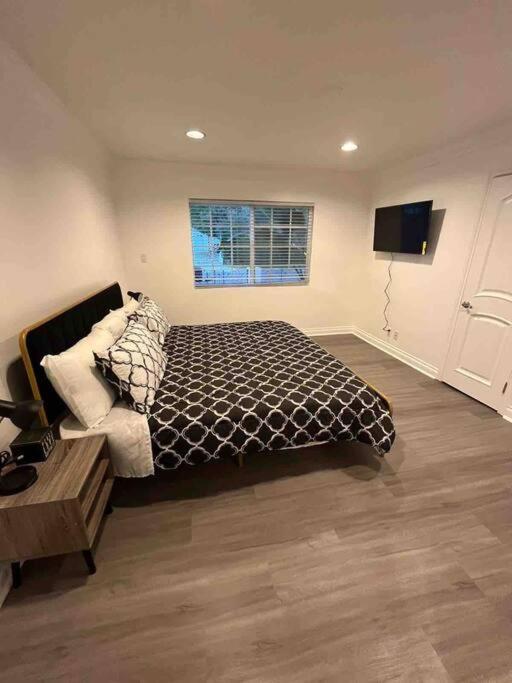 Woodland Hills 3 bedroom w/ pool and spa