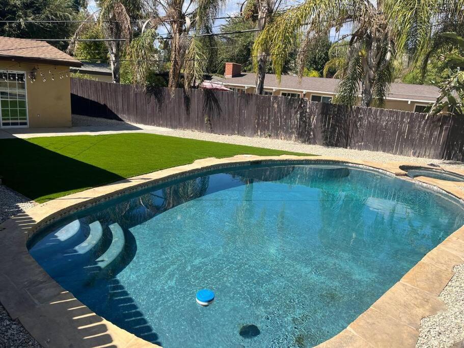 Woodland Hills 3 bedroom w/ pool and spa