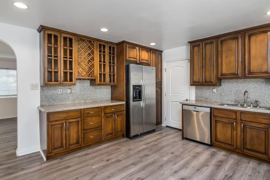 Woodland Hills 3 bedroom w/ pool and spa