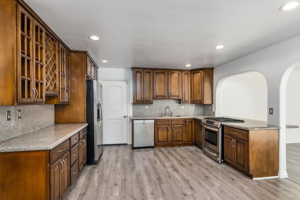 Woodland Hills 3 bedroom w/ pool and spa