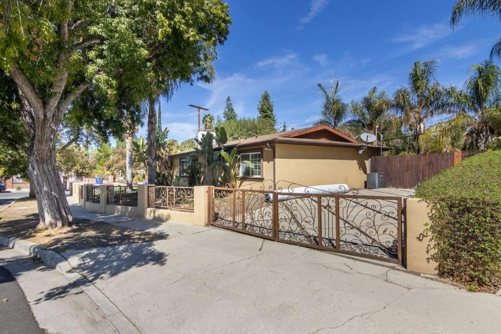 Woodland Hills 3 bedroom w/ pool and spa