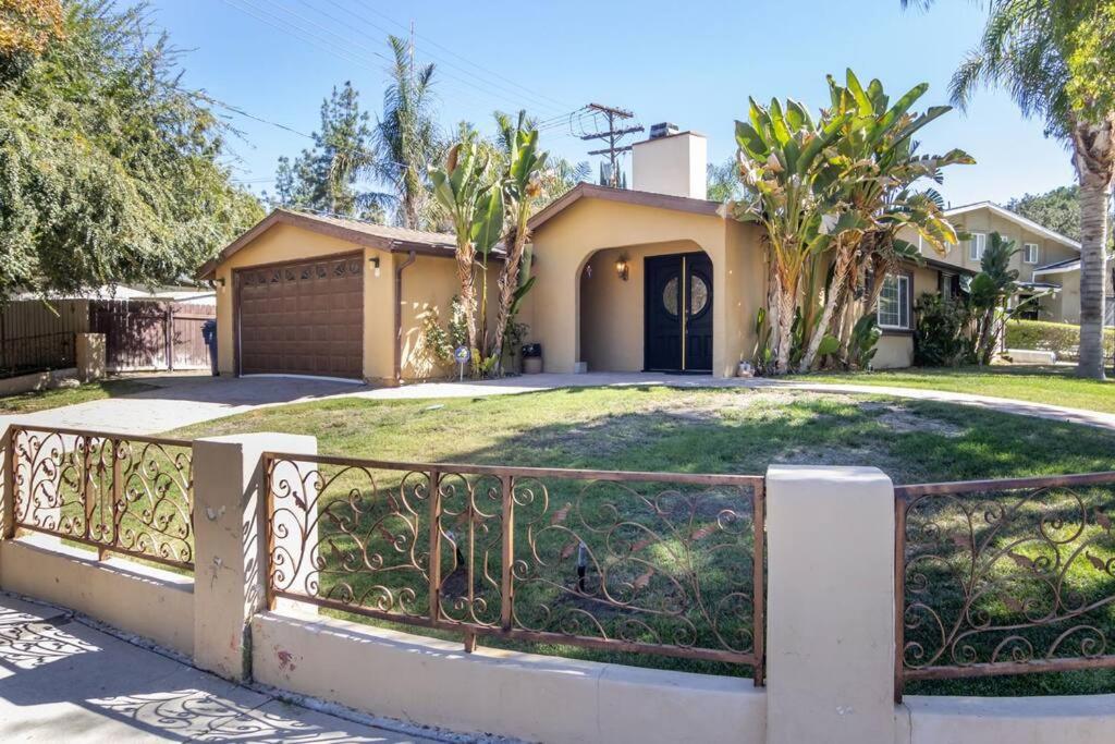 Woodland Hills 3 bedroom w/ pool and spa