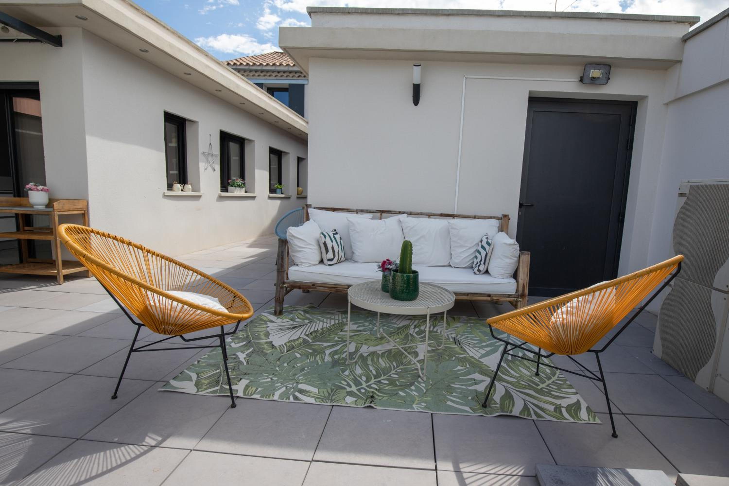 Escapade provençale - Maison familiale climatisée - Idéal Retrouvailles & Séjour oenologie - 10min Avignon & Château-neuf-du-Pape - Gare TER 5min à pied - 