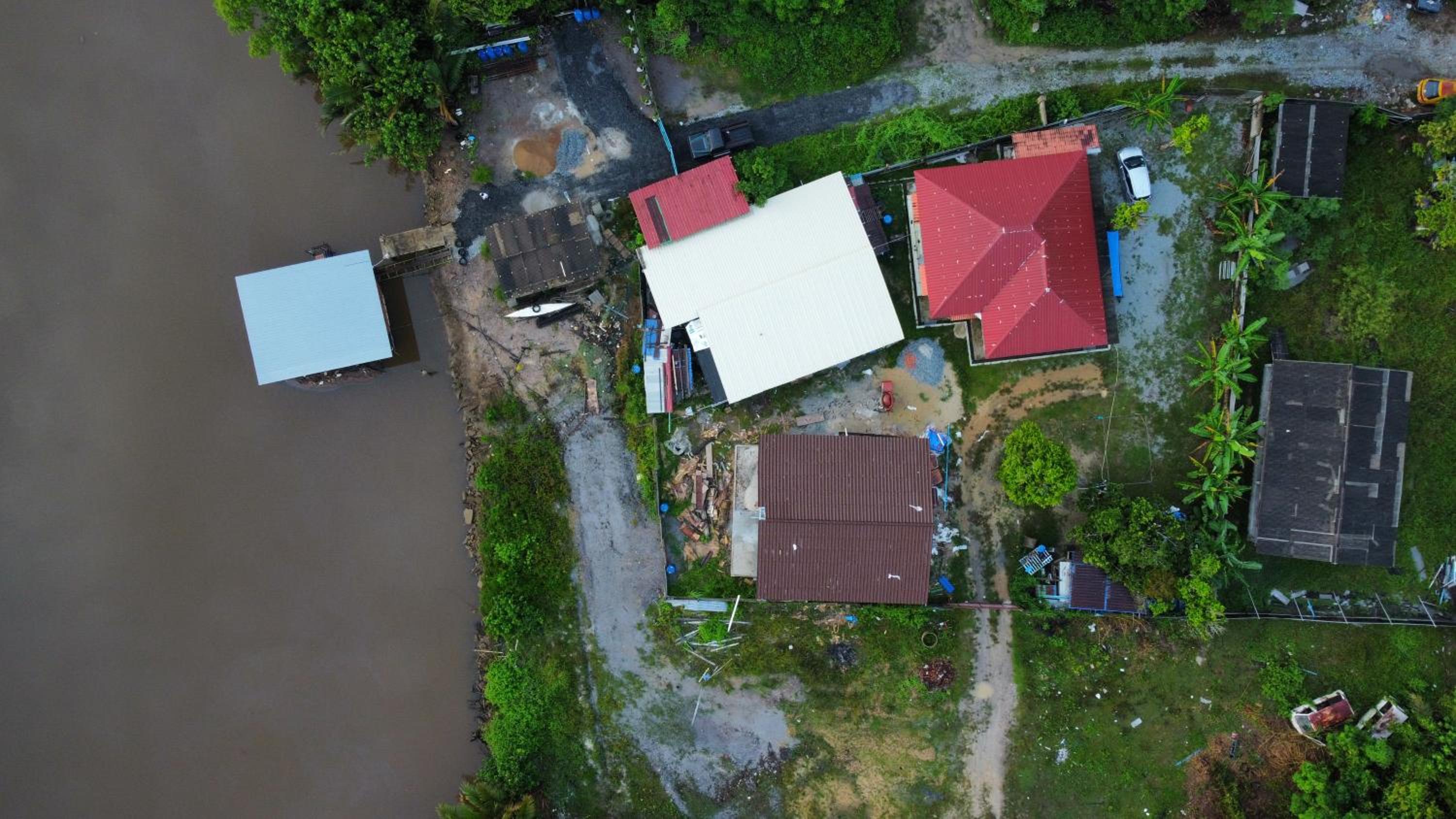 Qimmy Riverside Floating Cabin