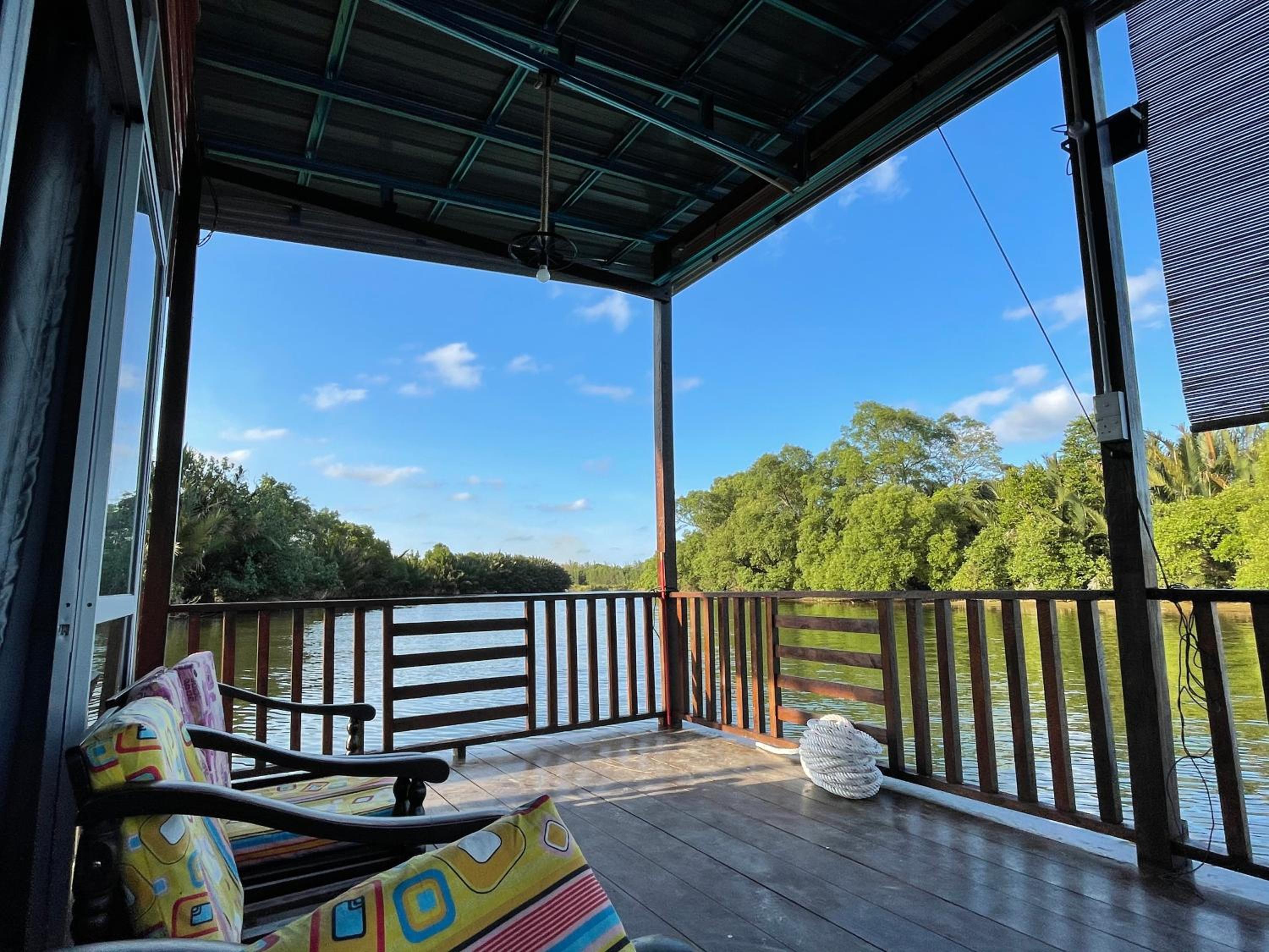 Qimmy Riverside Floating Cabin