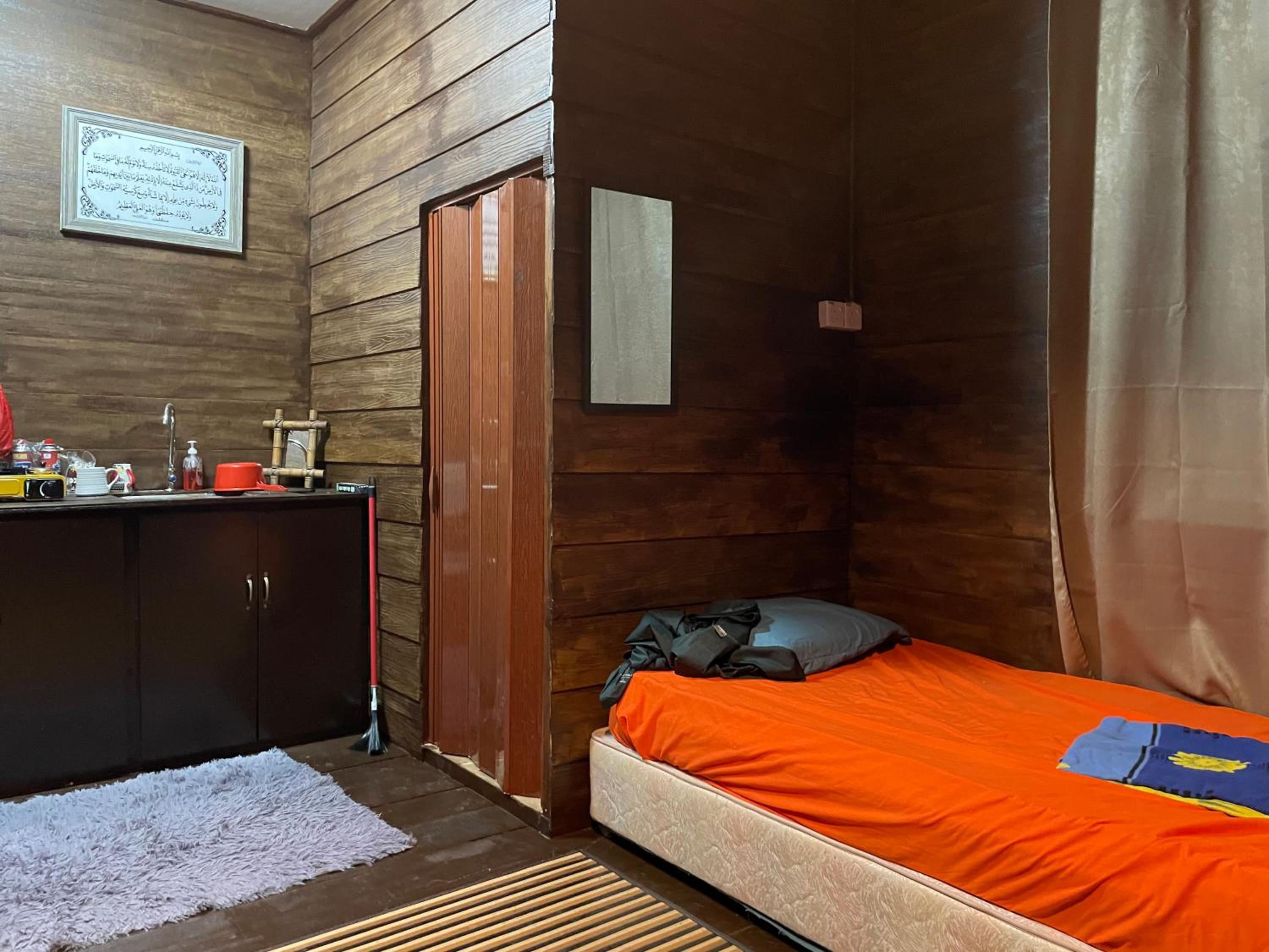 Qimmy Riverside Floating Cabin