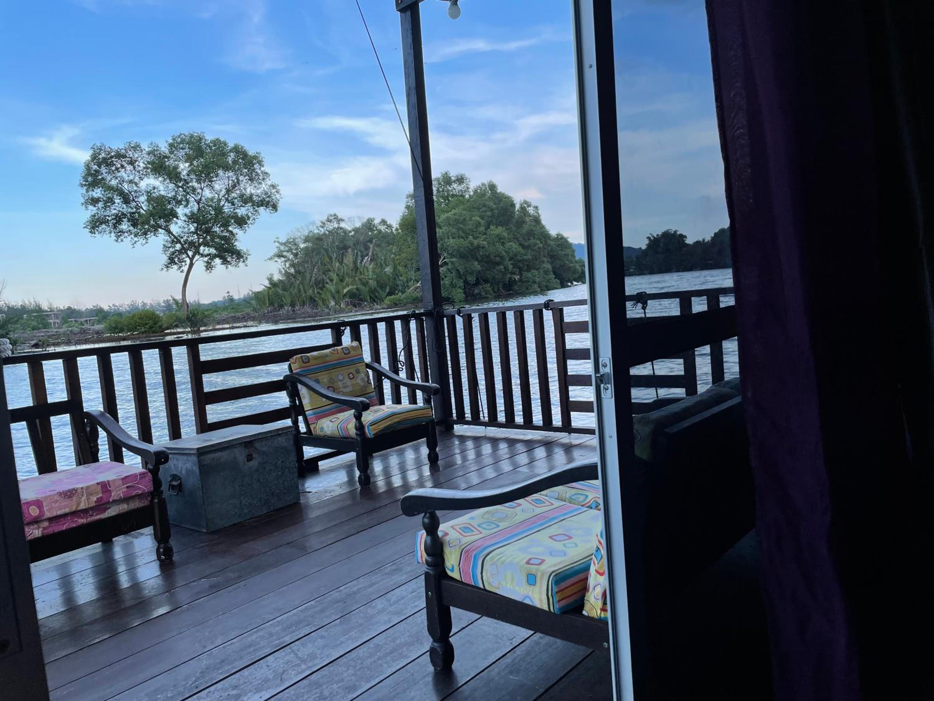 Qimmy Riverside Floating Cabin