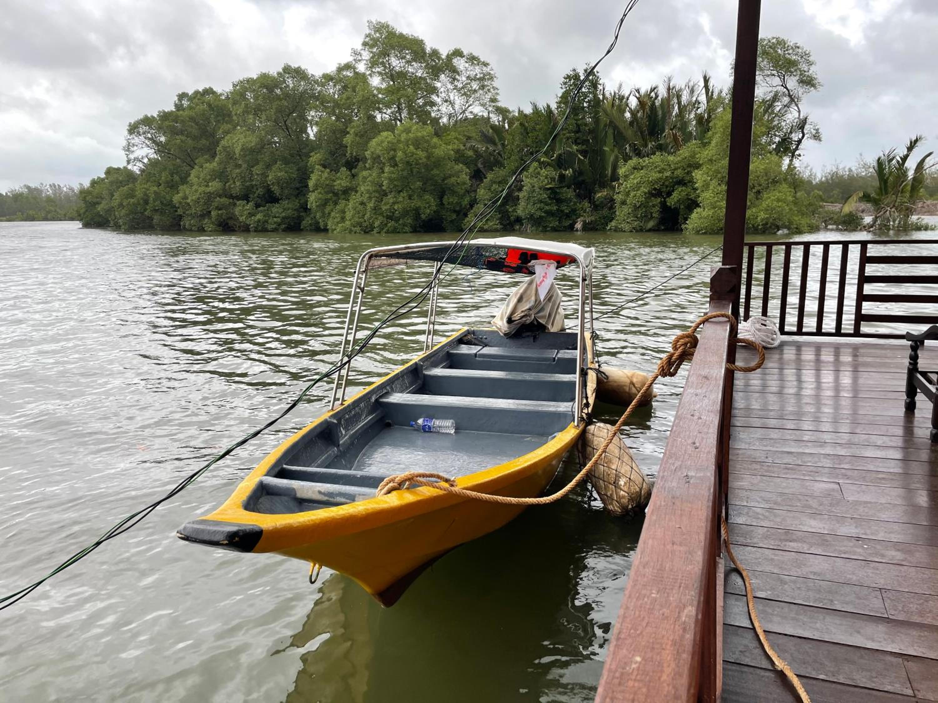 Qimmy Riverside Floating Cabin