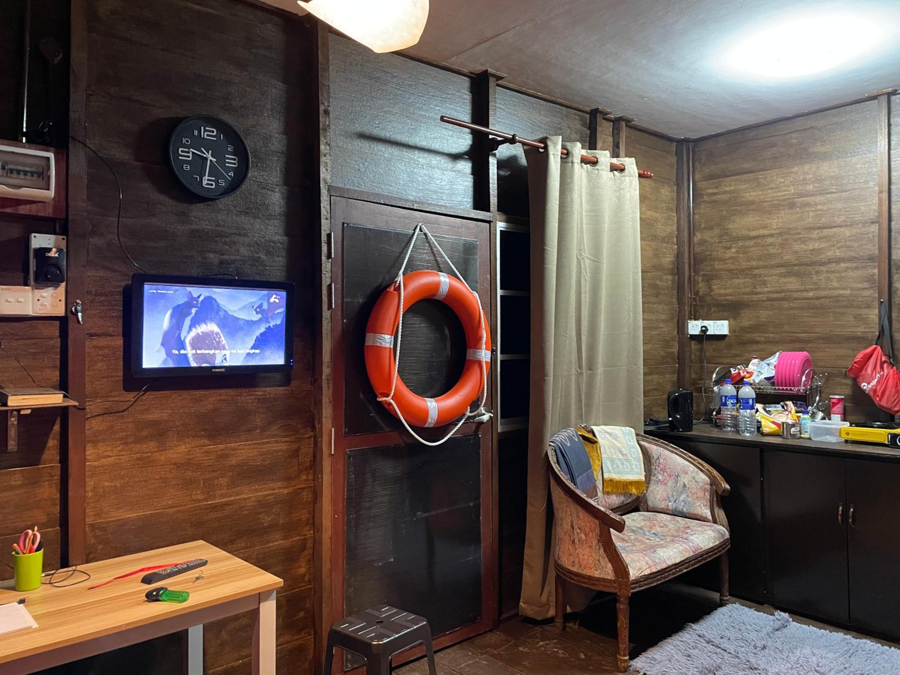Qimmy Riverside Floating Cabin