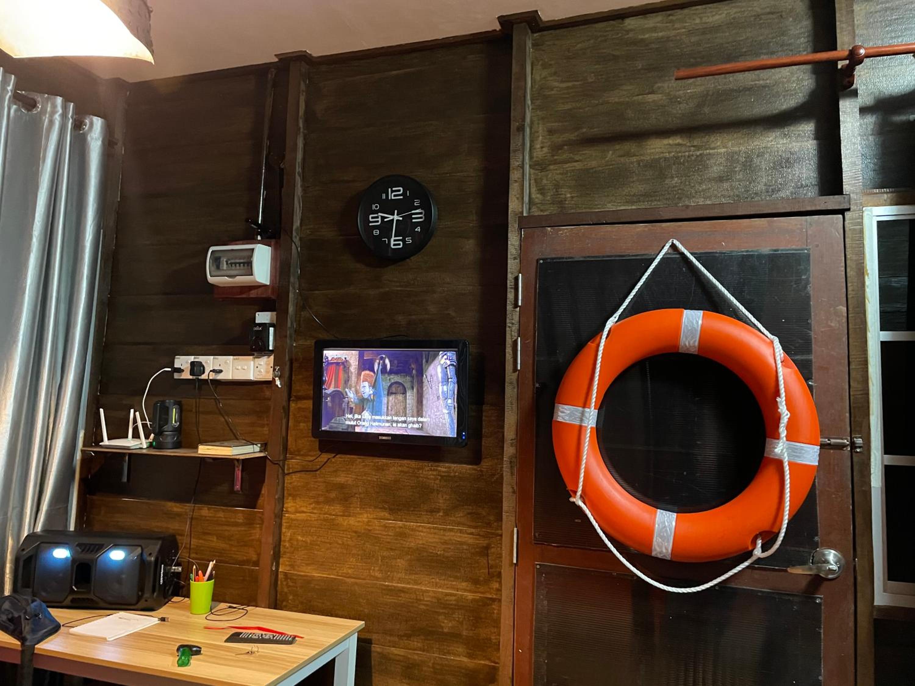 Qimmy Riverside Floating Cabin