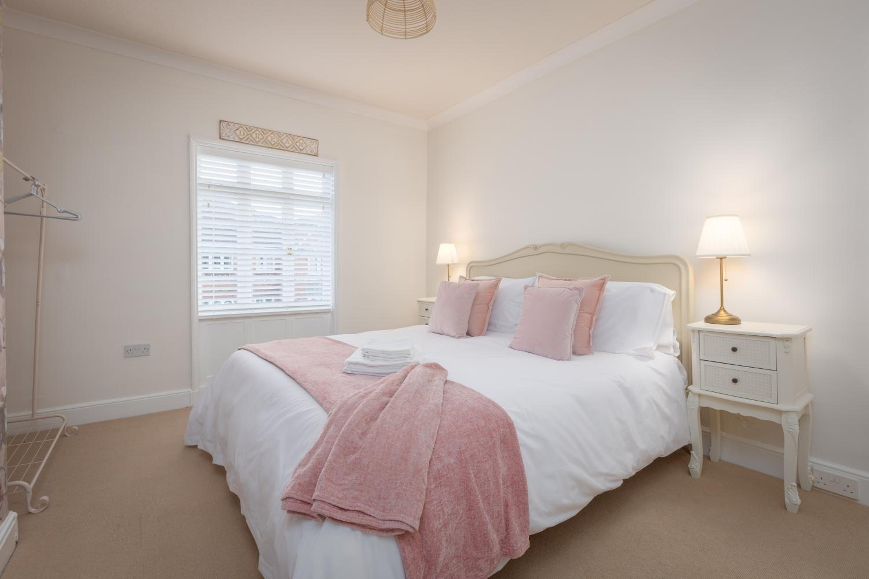 Charles Alexander Short Stay - Rose Cottage view 2