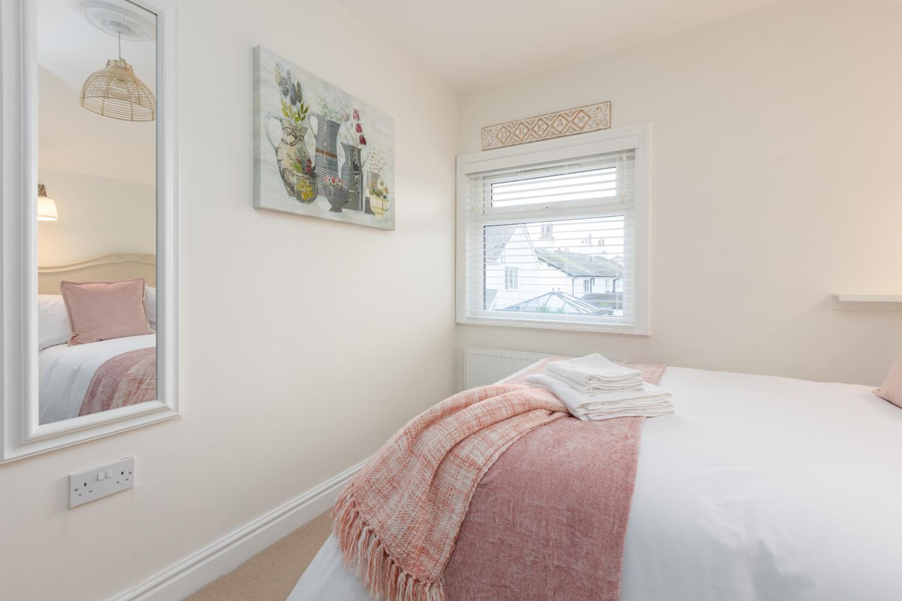 Charles Alexander Short Stay - Rose Cottage view 4