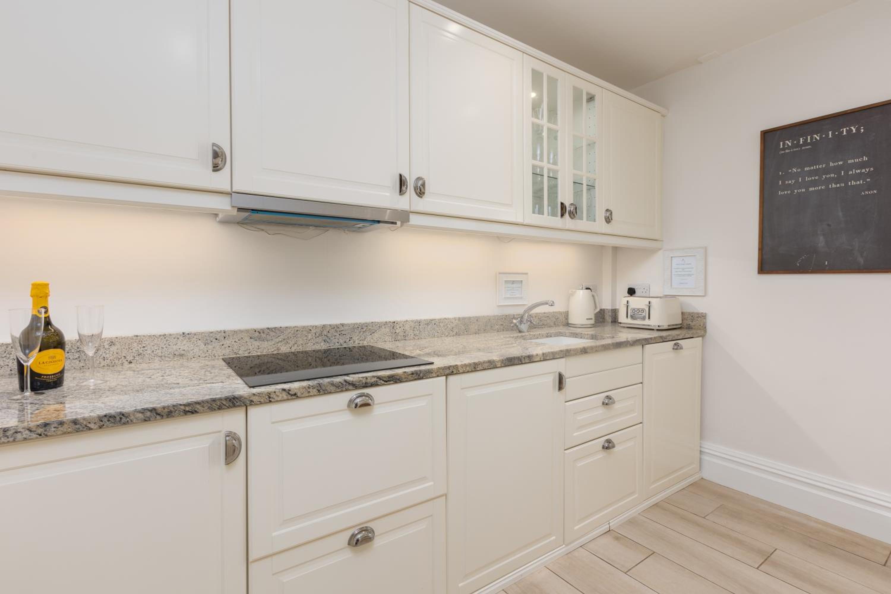 Charles Alexander Short Stay - Rose Cottage view 5