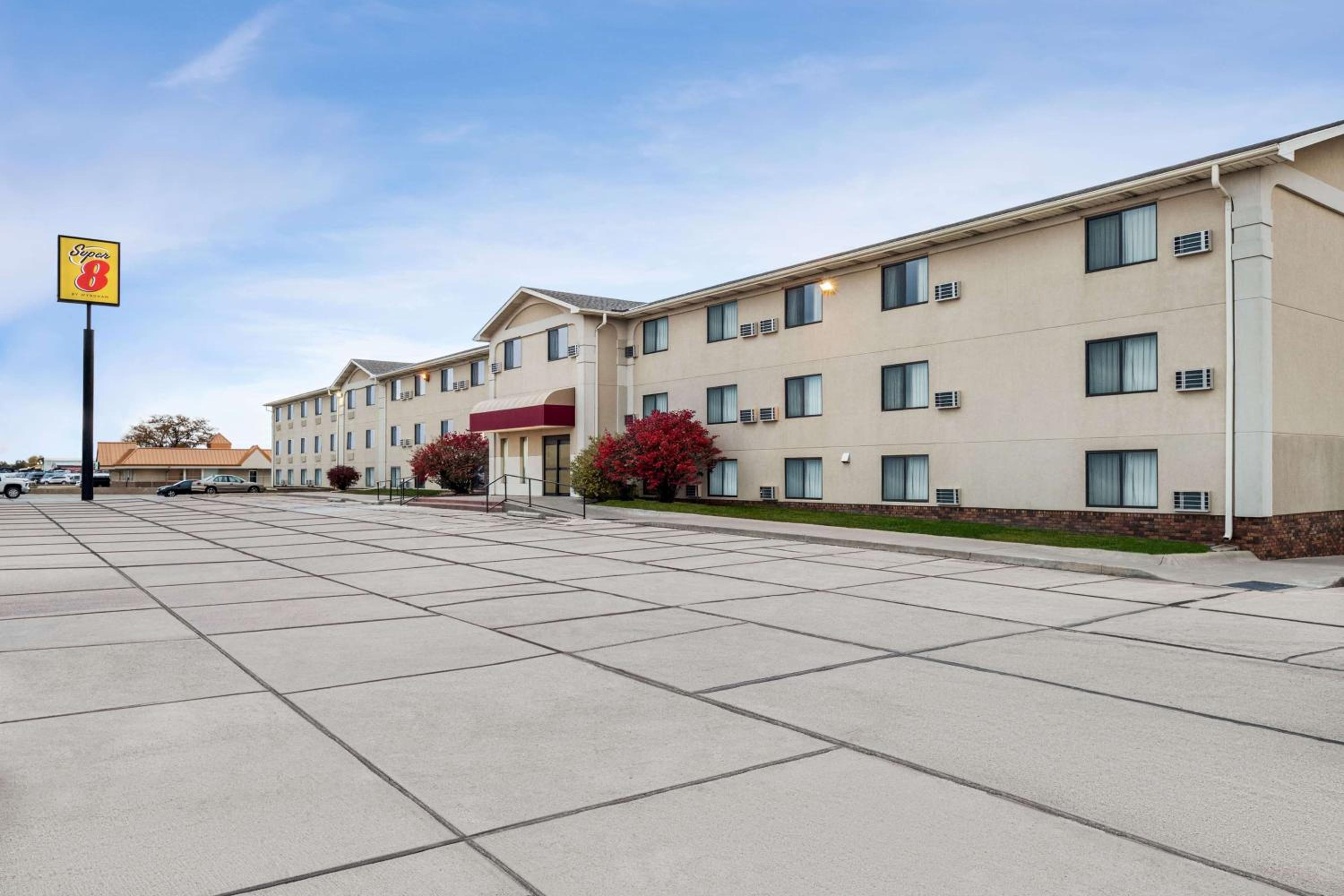 Super 8 by Wyndham Lincoln North view 2