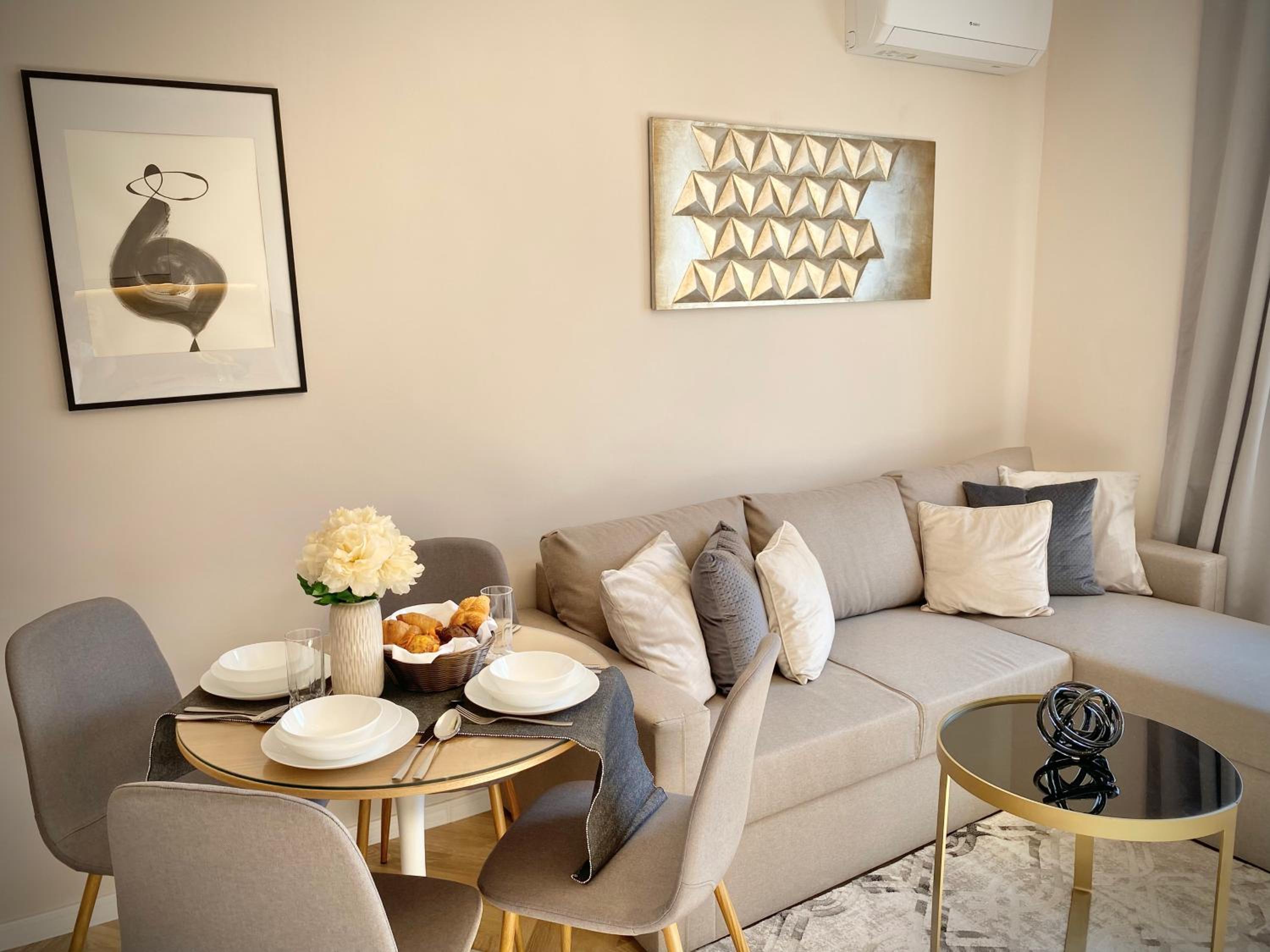 Business & Family Apartment for 6 Guests with Free Parking view 3