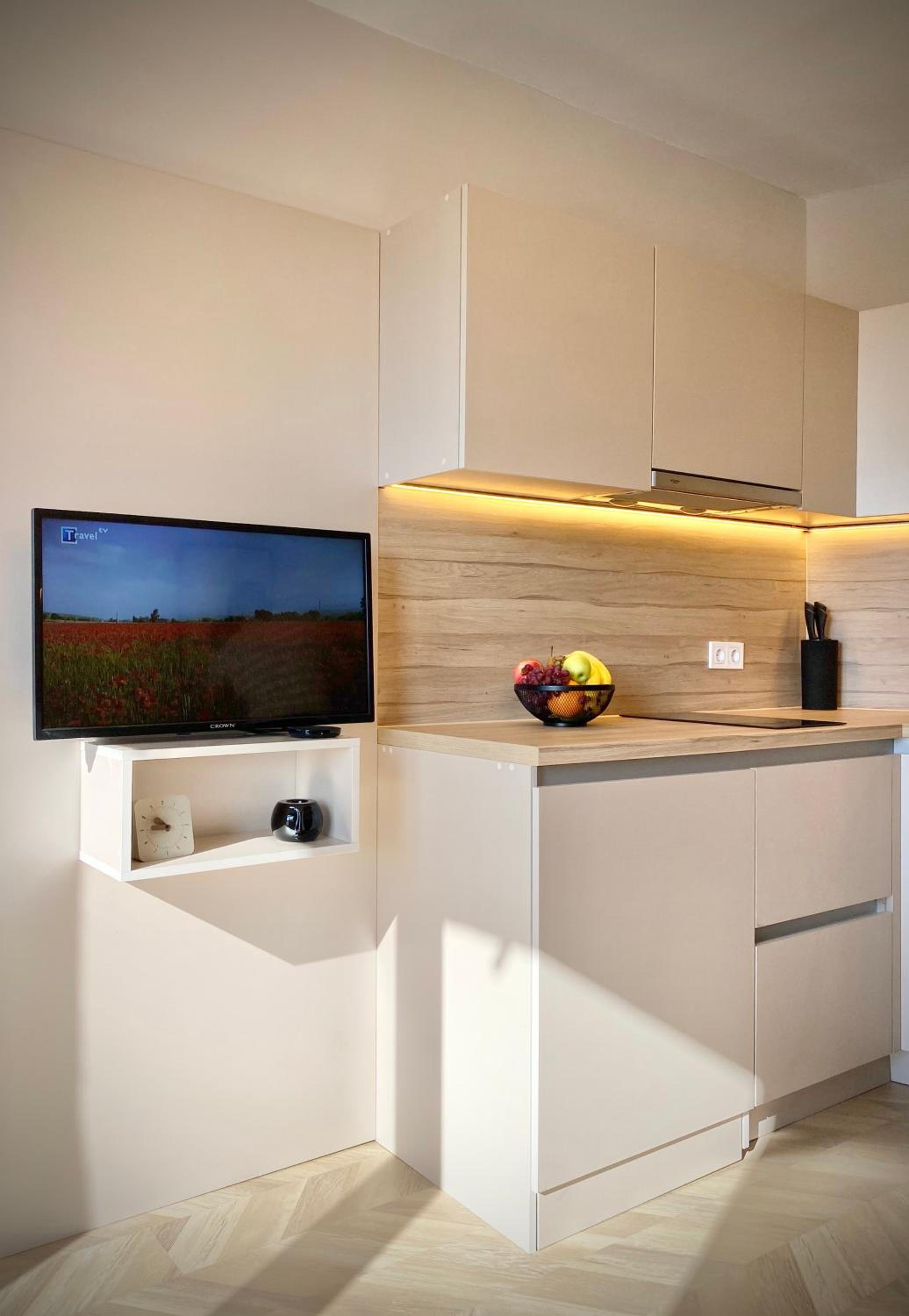 Business & Family Apartment for 6 Guests with Free Parking view 4