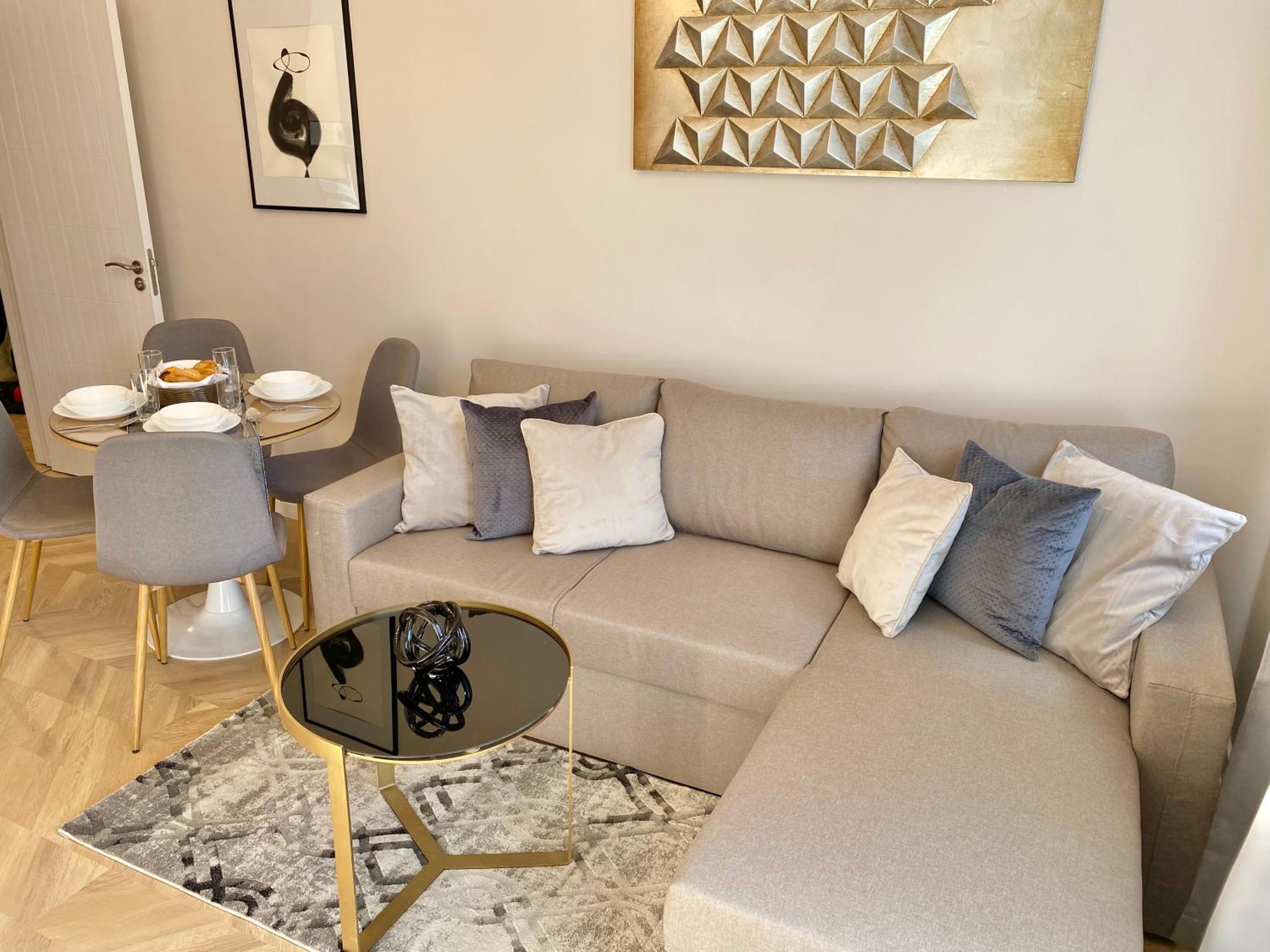 Business & Family Apartment for 6 Guests with Free Parking view 2