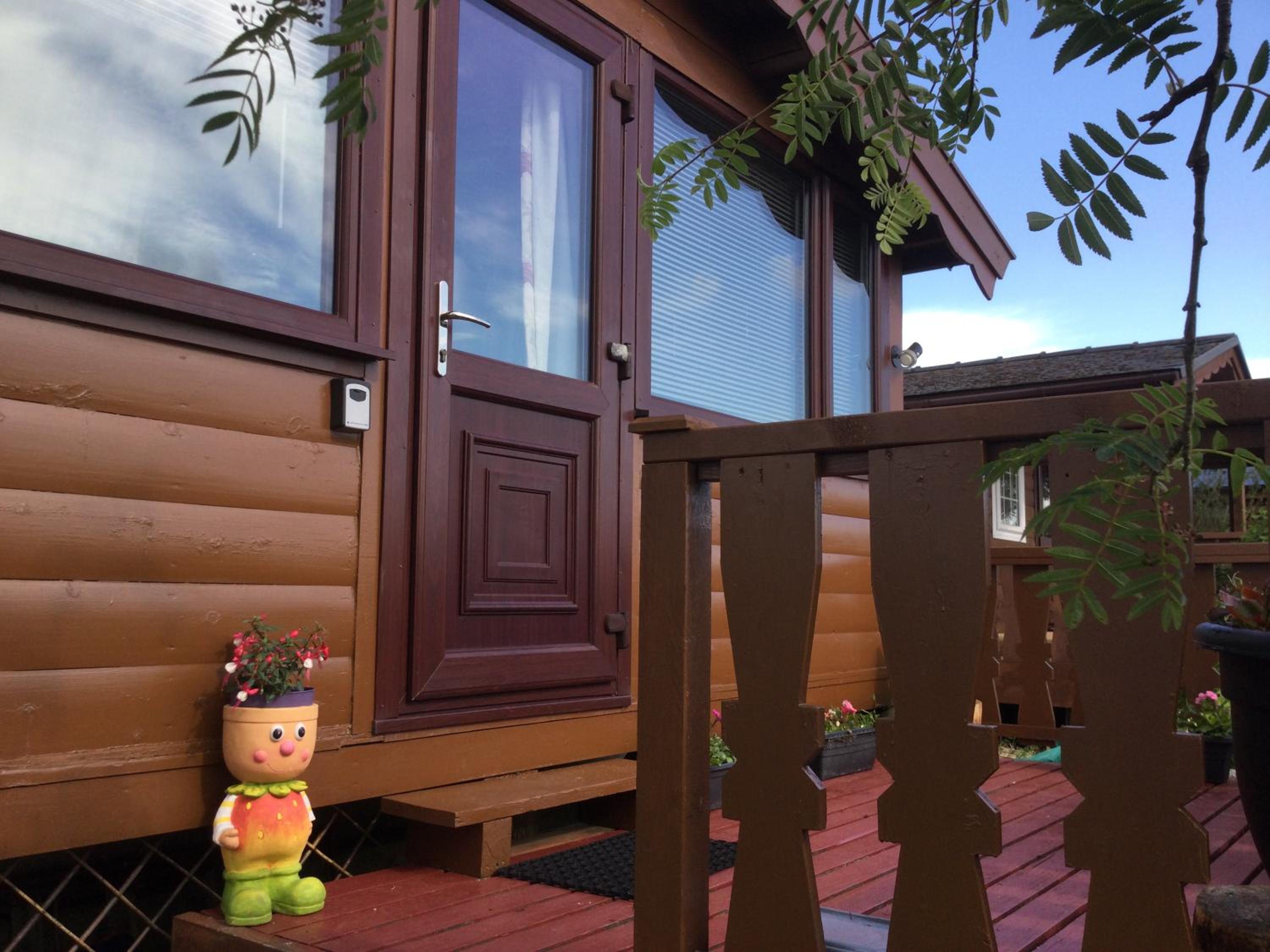 Log cabin - free parking garden & pet friendly view 2