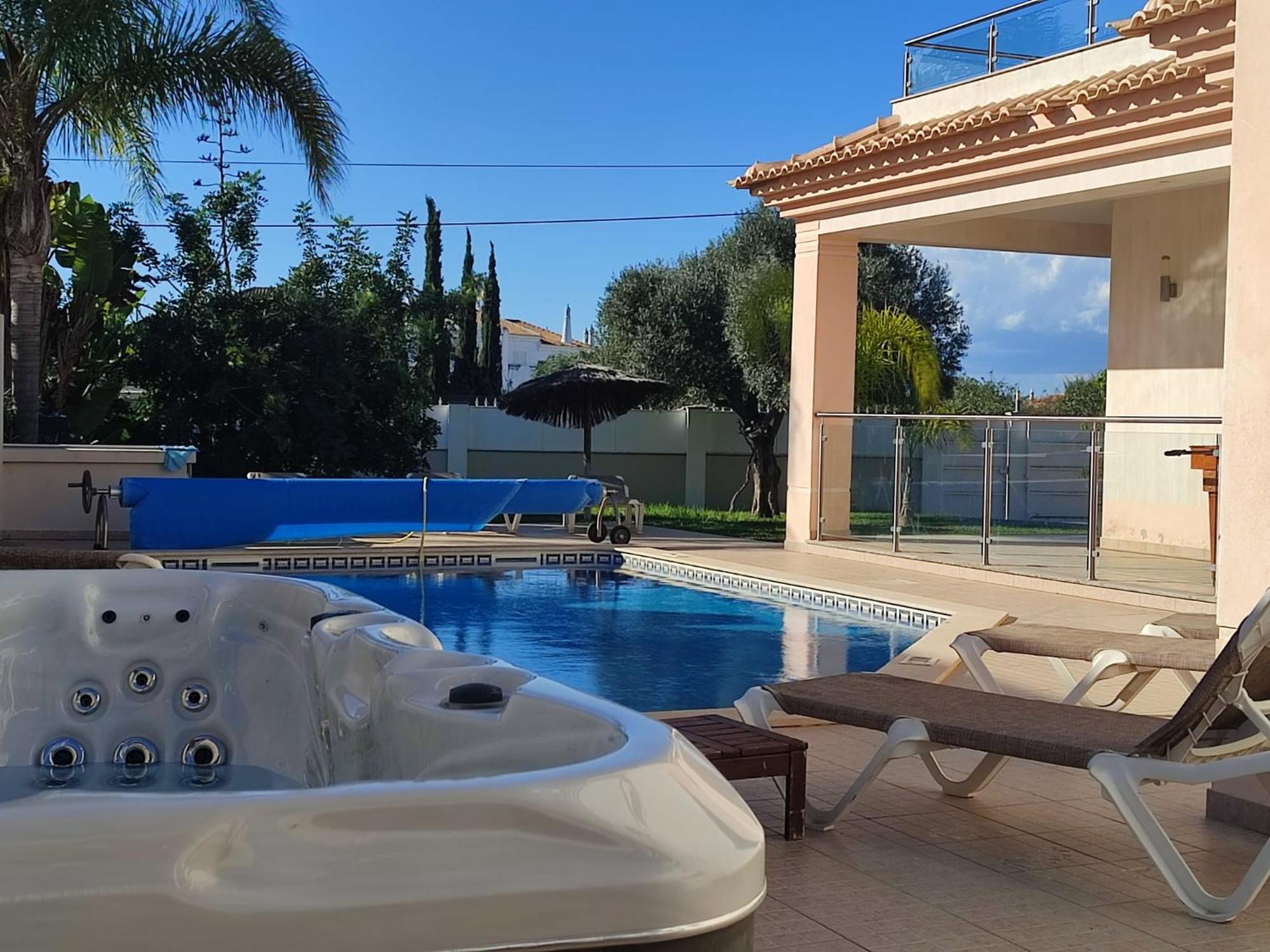 Villa Ruana - 5 bedrooms on Suite- Free out door Hot Jacuzzi - By Bedzy