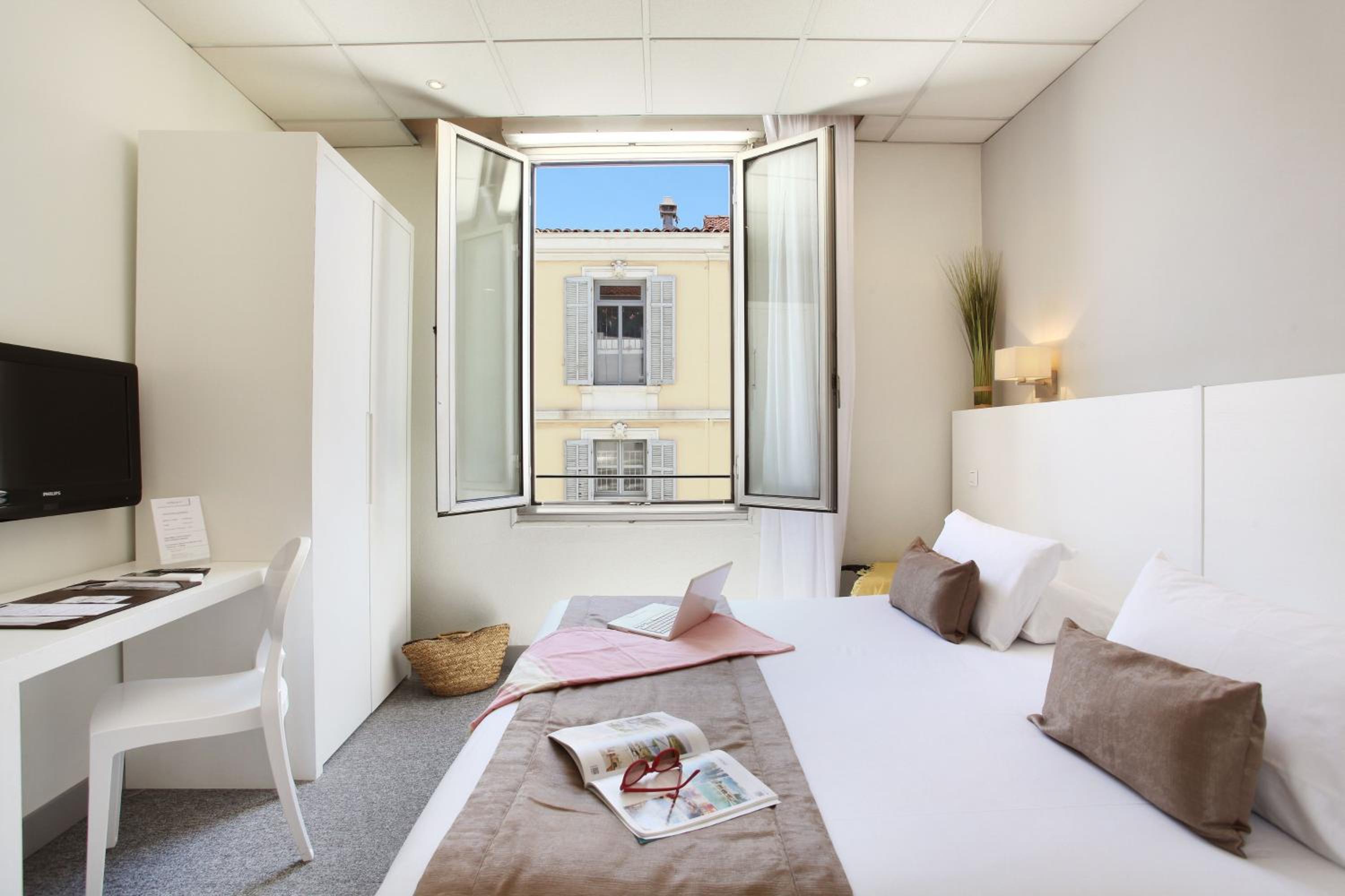 Hotel P.L.M. en Cannes, hotel céntrico — hotel room