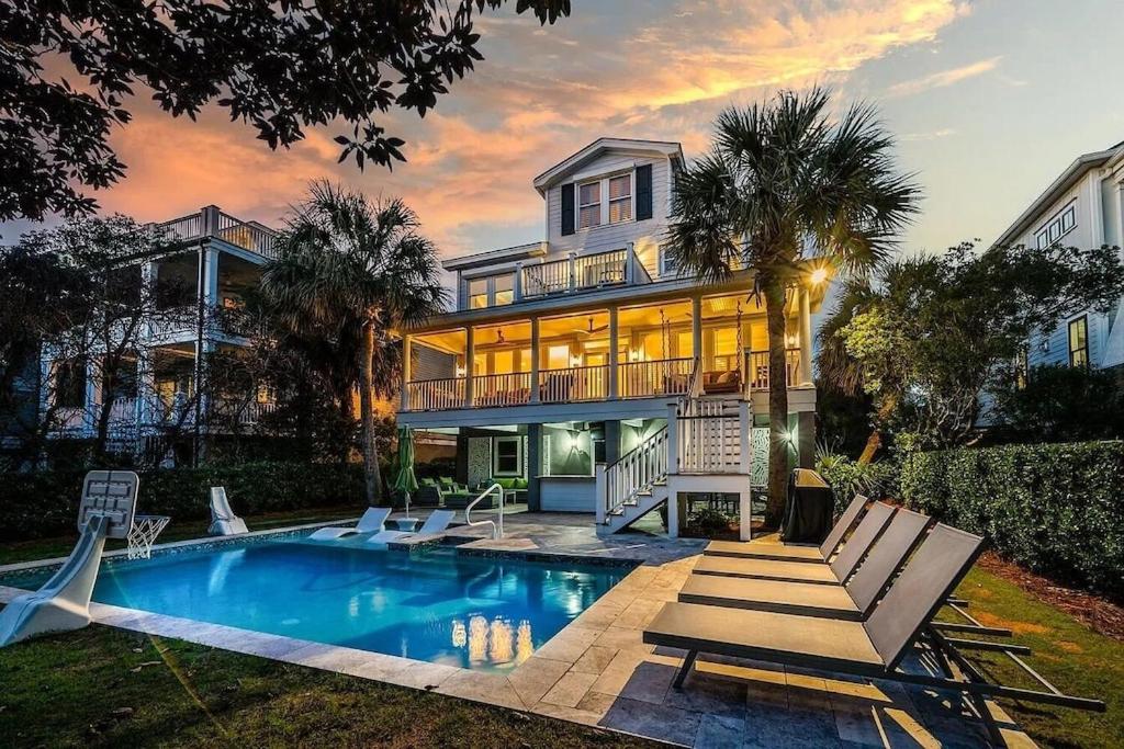 Backyard Oasis- Steps 2 Beach, Private Pool & Bar, Sleeps 16, 7 Bedrooms 5 and a half bathrooms "The Lucky Penny"