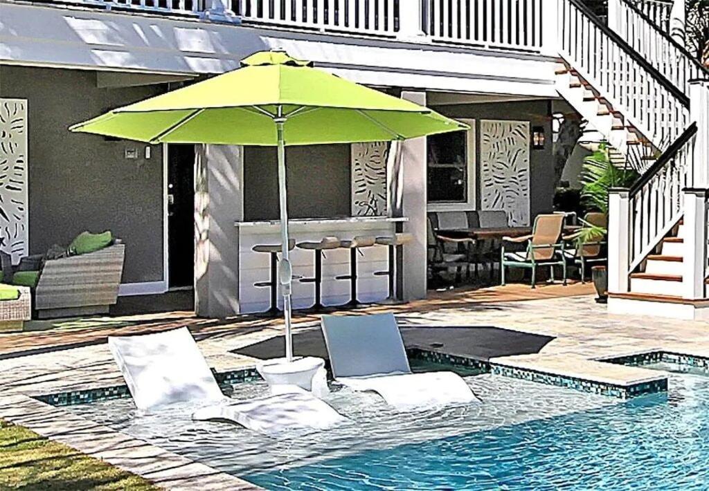 Backyard Oasis- Steps 2 Beach, Private Pool & Bar, Sleeps 16, 7 Bedrooms 5 and a half bathrooms "The Lucky Penny"