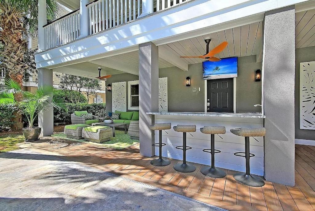 Backyard Oasis- Steps 2 Beach, Private Pool & Bar, Sleeps 16, 7 Bedrooms 5 and a half bathrooms "The Lucky Penny"