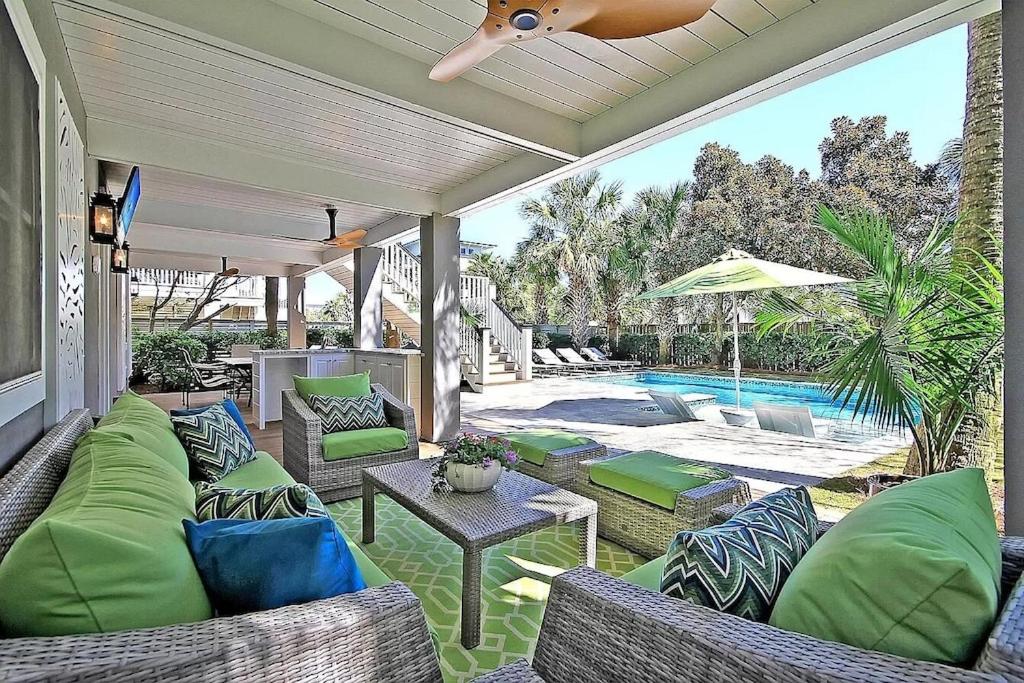 Backyard Oasis- Steps 2 Beach, Private Pool & Bar, Sleeps 16, 7 Bedrooms 5 and a half bathrooms "The Lucky Penny"