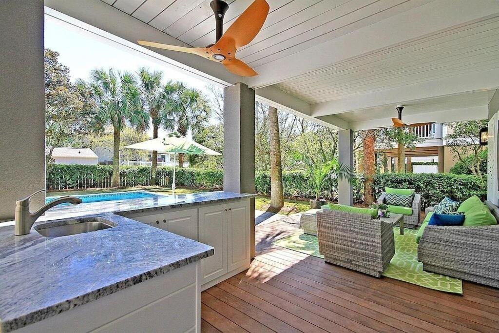 Backyard Oasis- Steps 2 Beach, Private Pool & Bar, Sleeps 16, 7 Bedrooms 5 and a half bathrooms "The Lucky Penny"