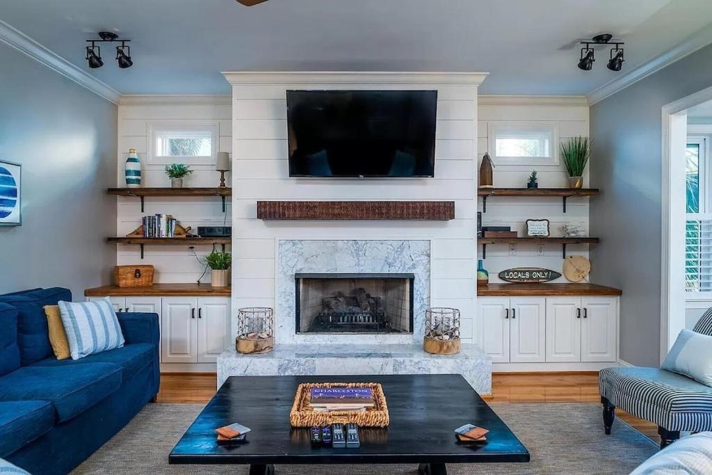 Backyard Oasis- Steps 2 Beach, Private Pool & Bar, Sleeps 16, 7 Bedrooms 5 and a half bathrooms "The Lucky Penny"