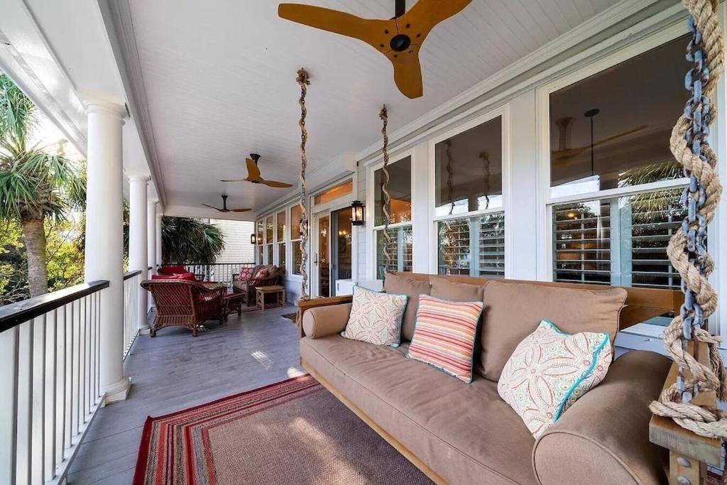 Backyard Oasis- Steps 2 Beach, Private Pool & Bar, Sleeps 16, 7 Bedrooms 5 and a half bathrooms "The Lucky Penny"