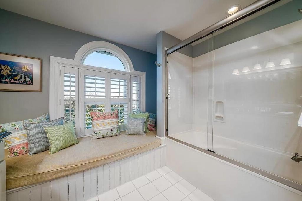 Backyard Oasis- Steps 2 Beach, Private Pool & Bar, Sleeps 16, 7 Bedrooms 5 and a half bathrooms "The Lucky Penny"