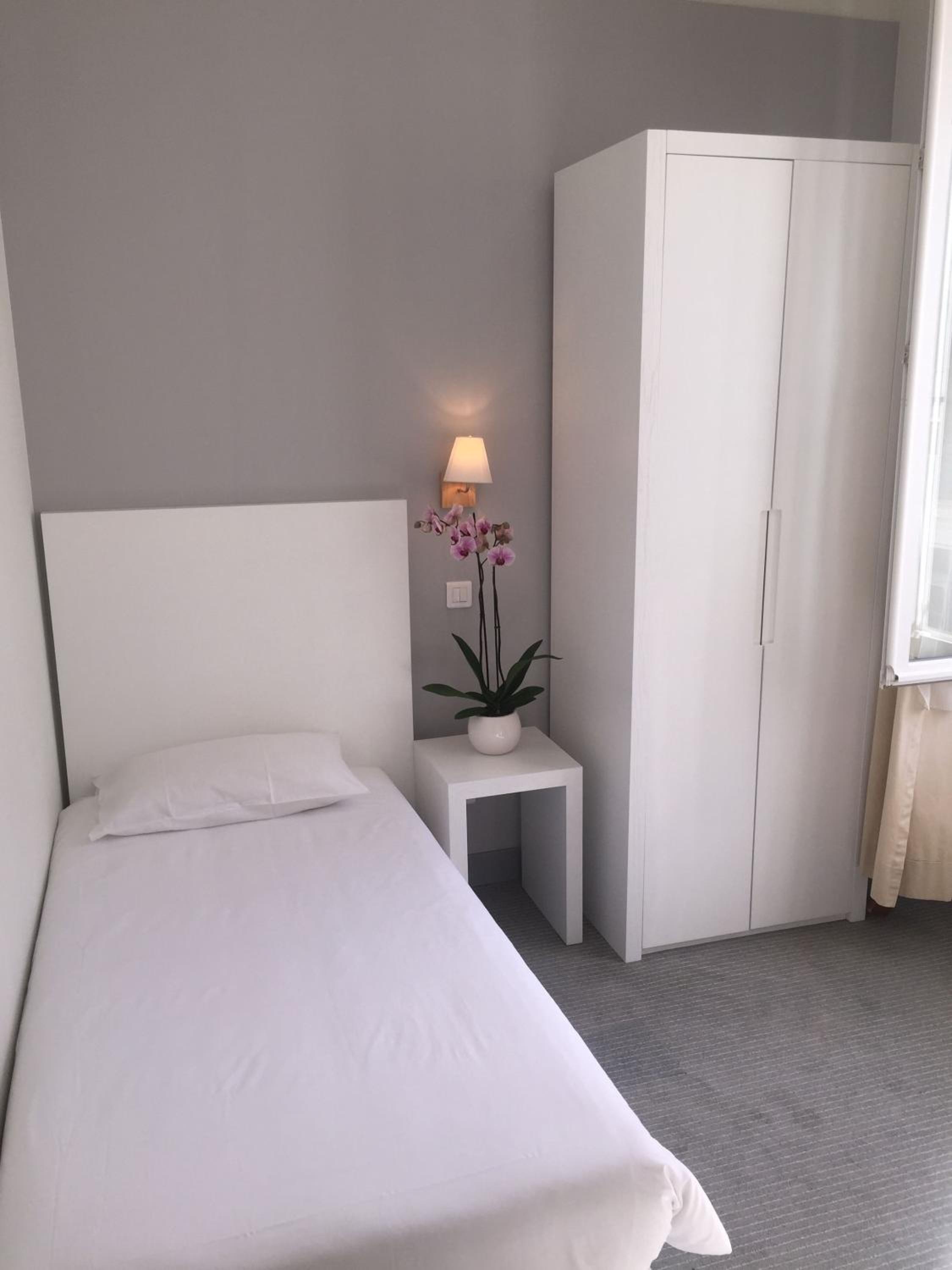 Hotel P.L.M. en Cannes, hotel céntrico — hotel room