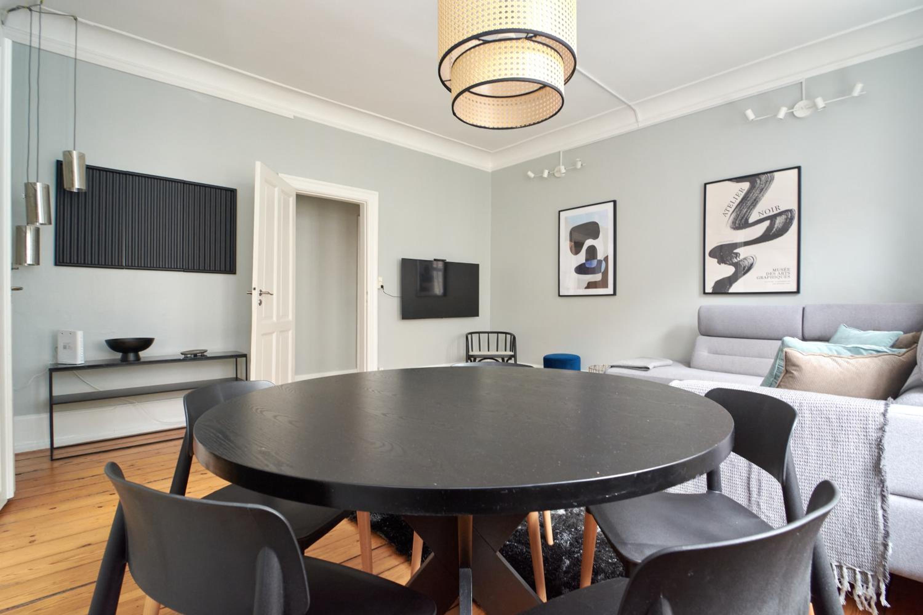 Spacious Scandinavian 3BR Flat in Vibrant Area