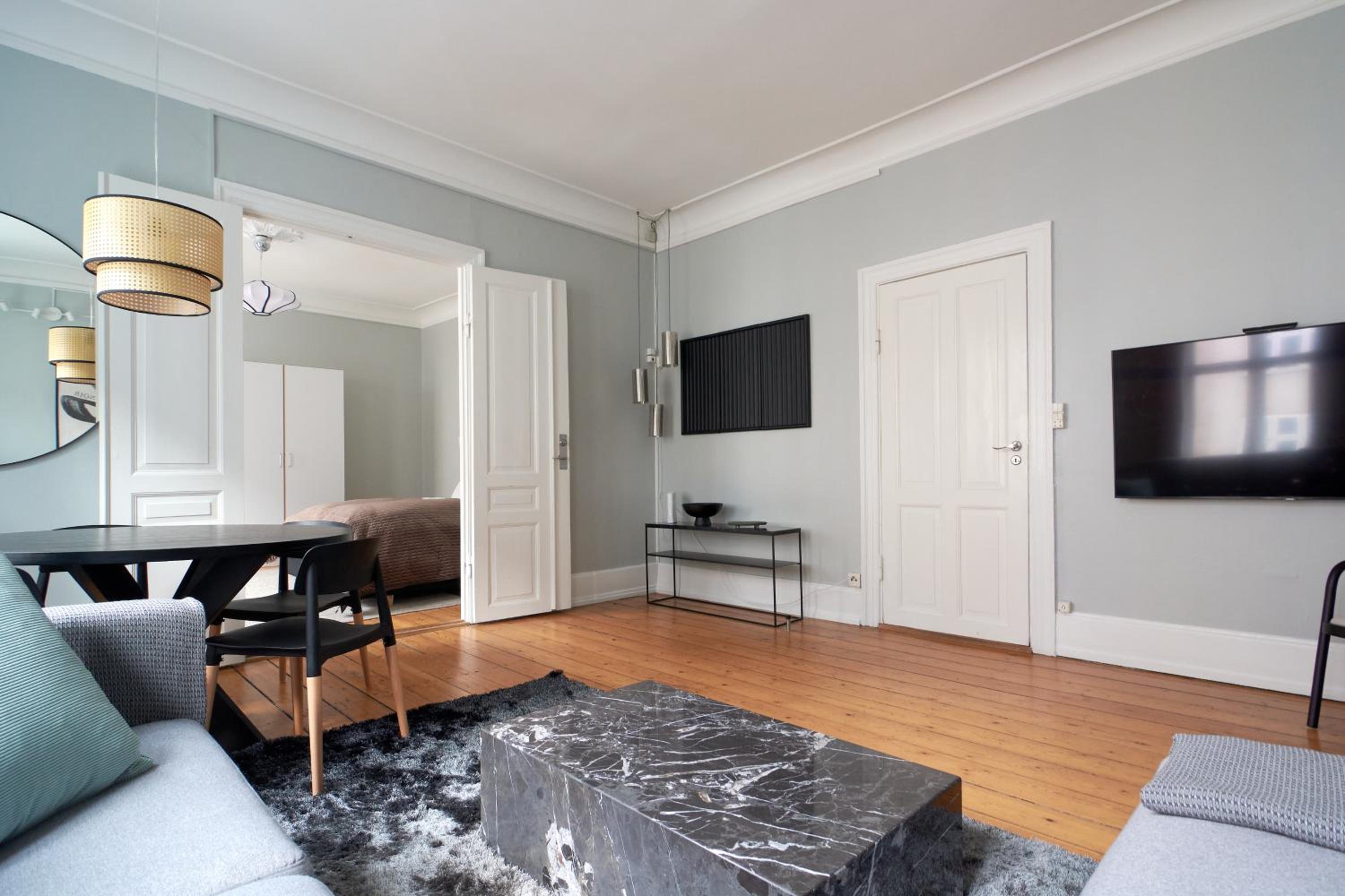 Spacious Scandinavian 3BR Flat in Vibrant Area