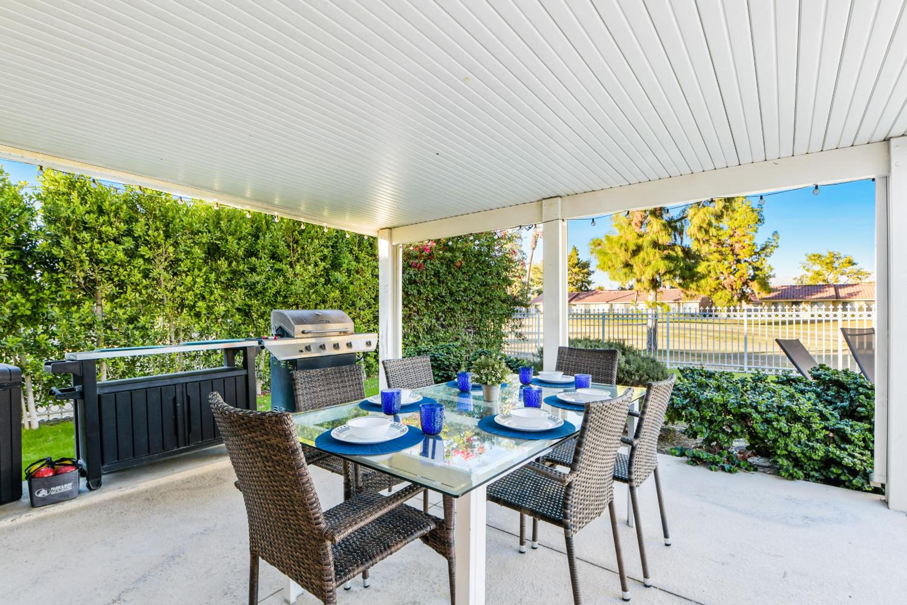 Hotel Desert Pool House: Sun, Swim, Sip & Stay