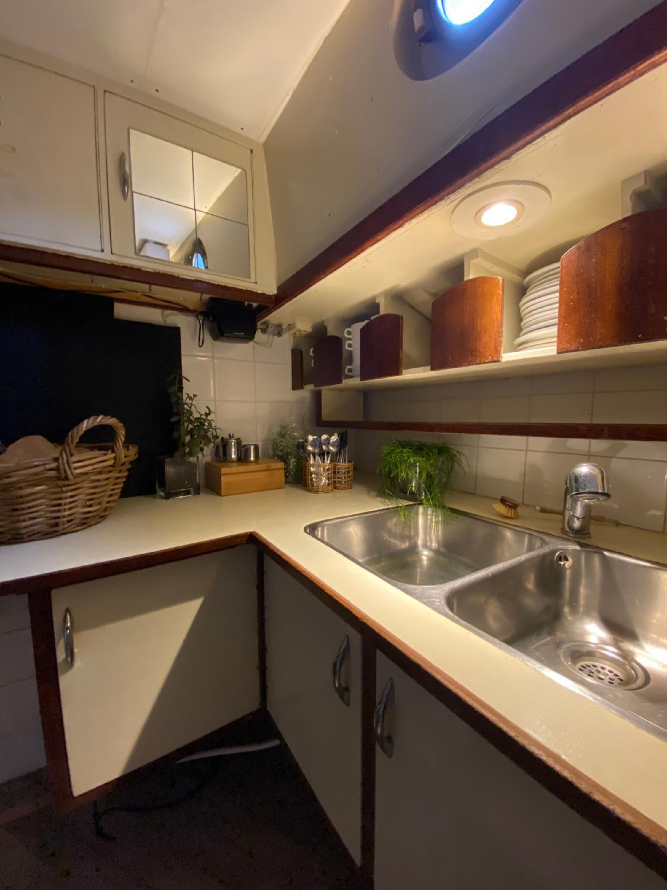 AMAZING PRIVATE LUXURY BOAT ACCOMMODATION
