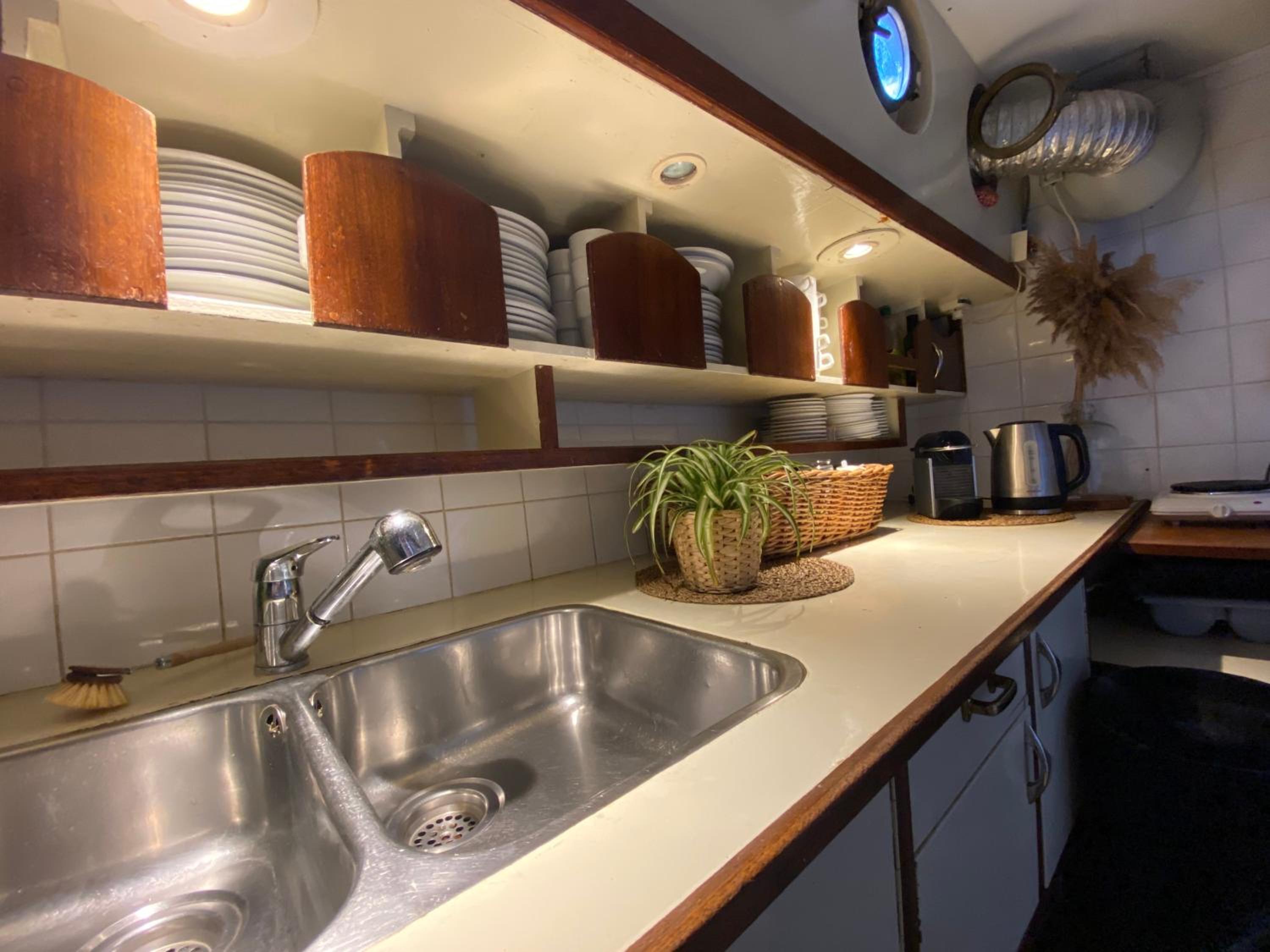AMAZING PRIVATE LUXURY BOAT ACCOMMODATION