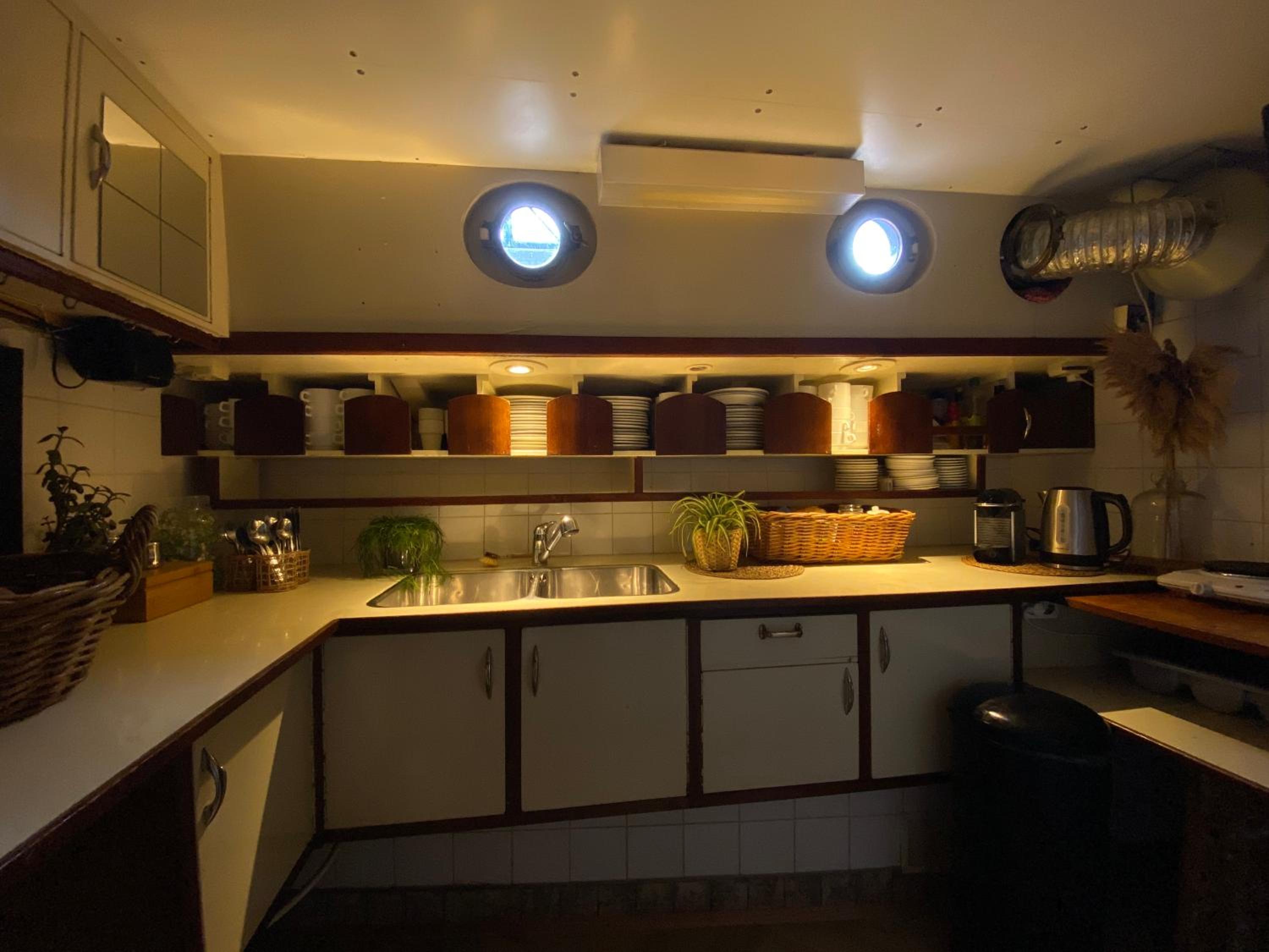 AMAZING PRIVATE LUXURY BOAT ACCOMMODATION