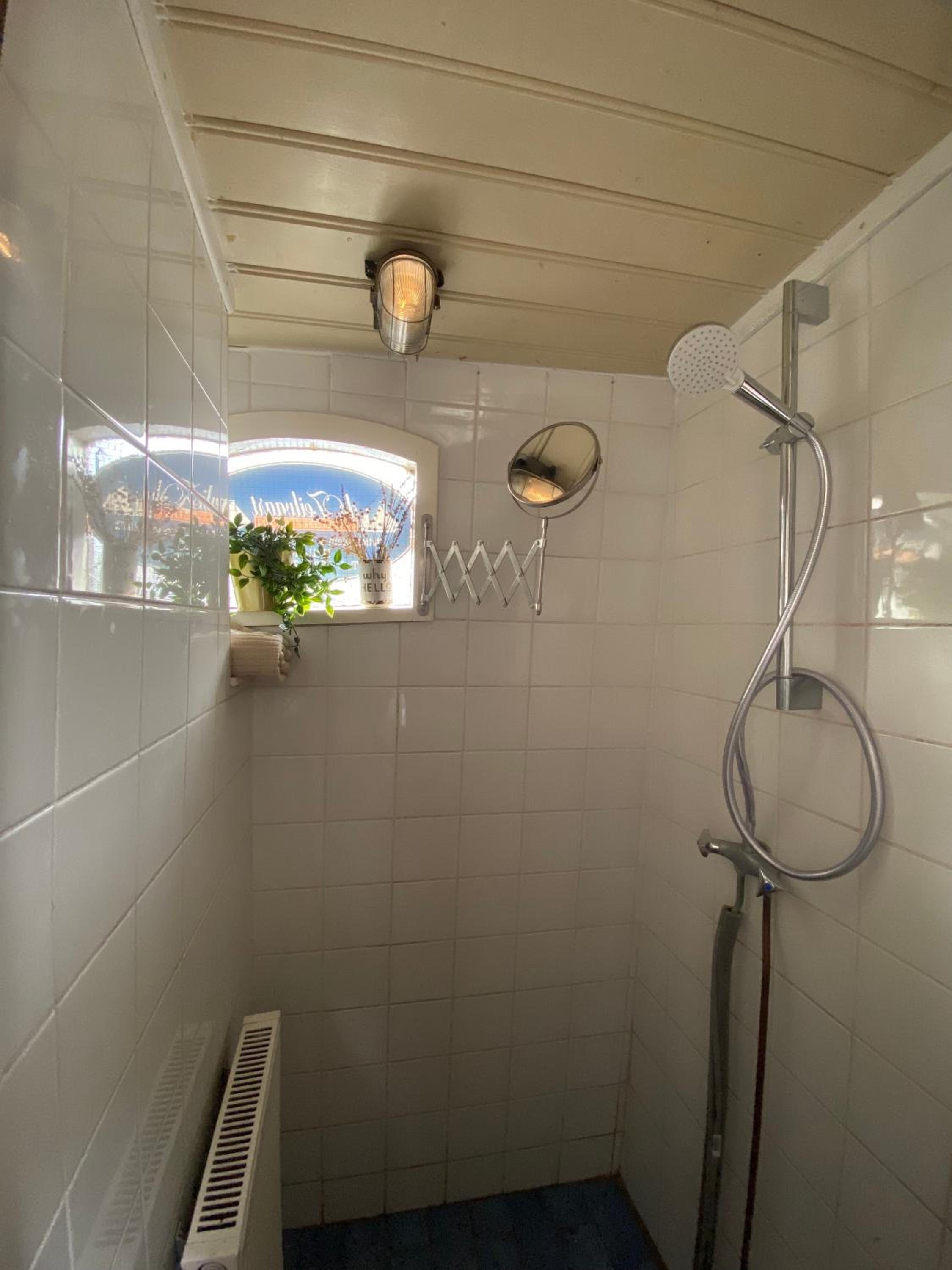 AMAZING PRIVATE LUXURY BOAT ACCOMMODATION