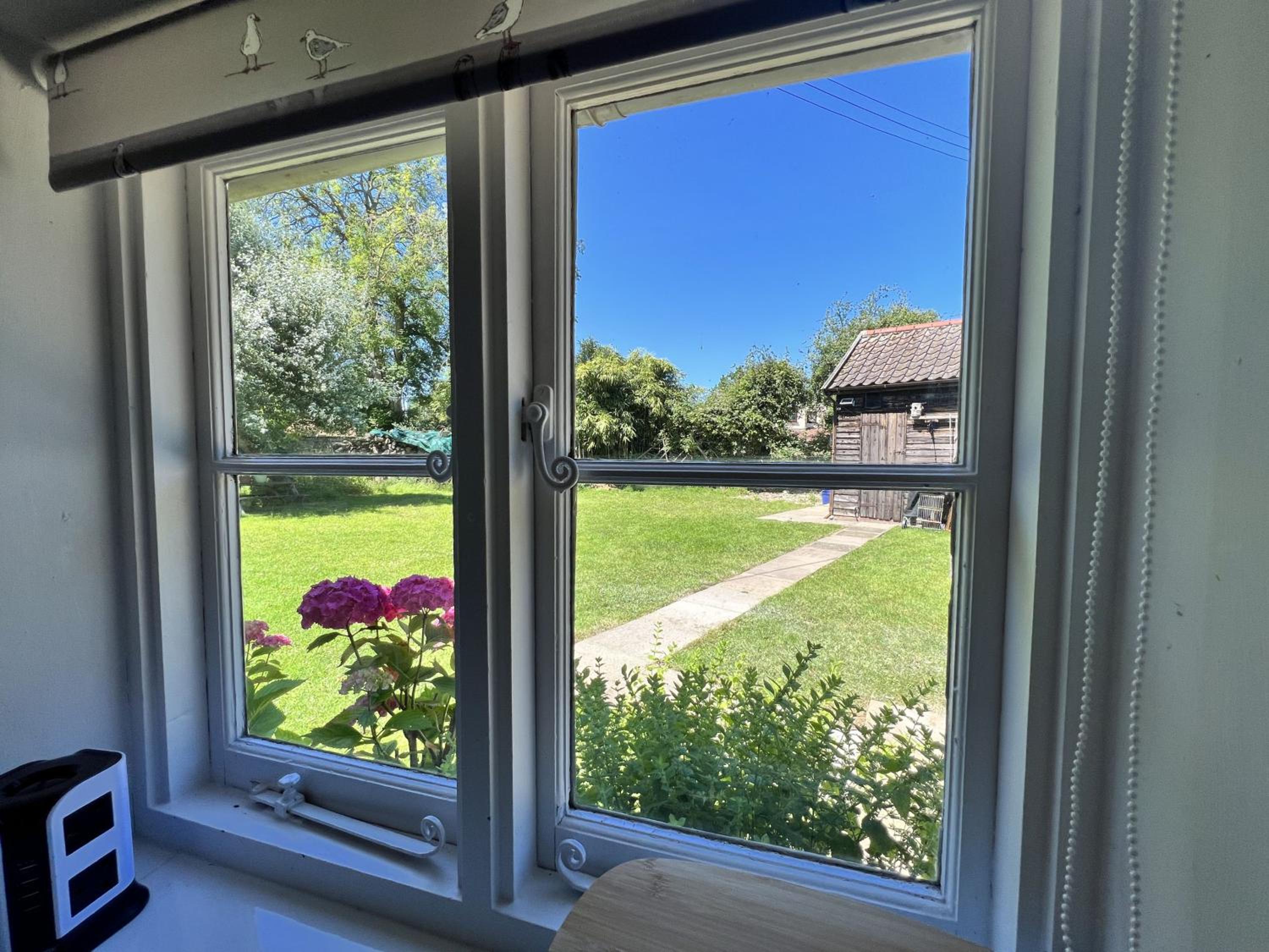Adorable two bed Norfolk broads holiday home - river views with moorings & fishing view 5