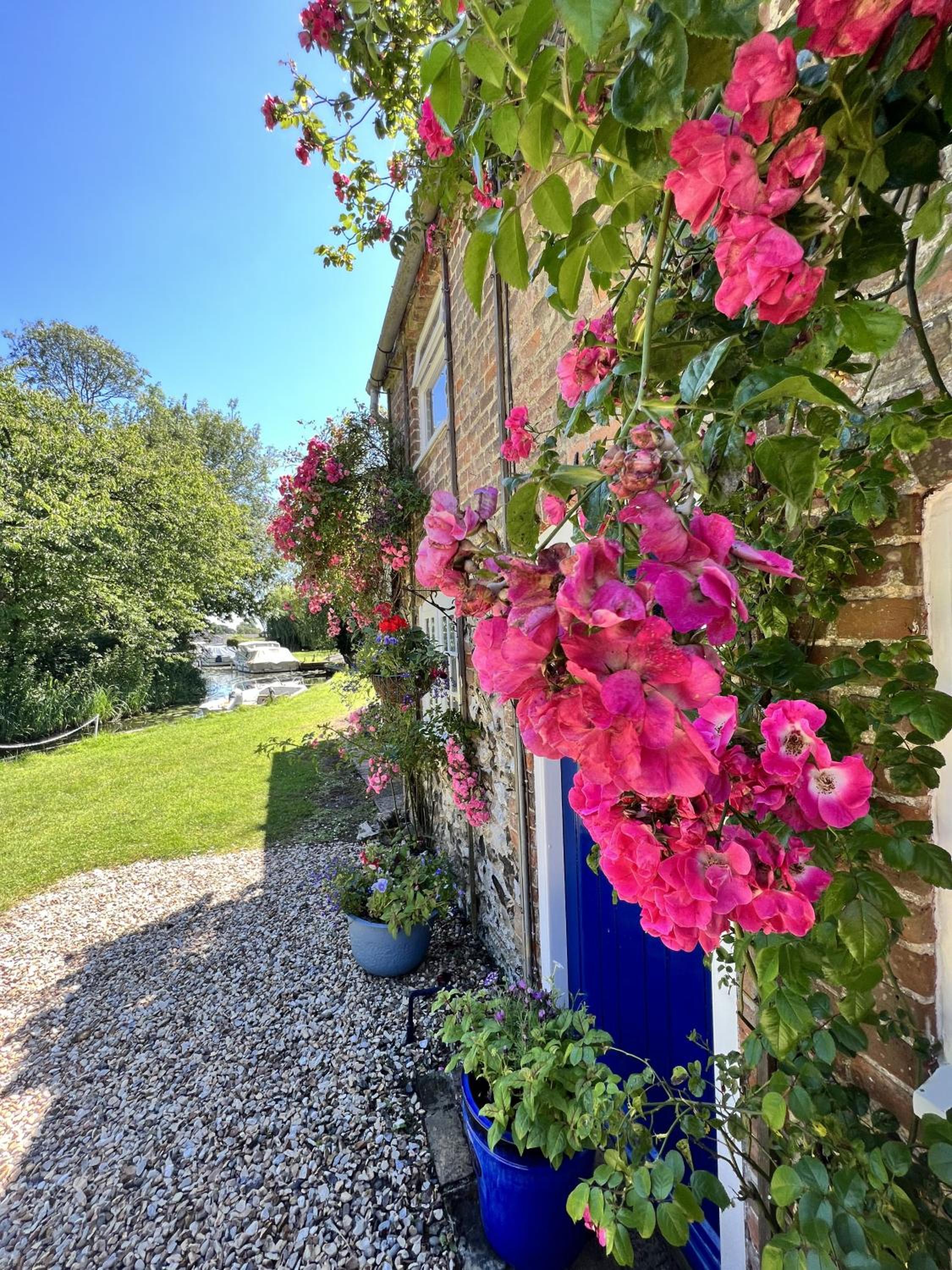 Adorable two bed Norfolk broads holiday home - river views with moorings & fishing view 2